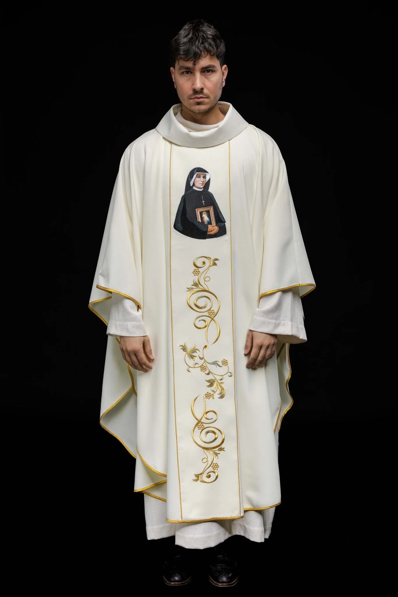 Chasuble embroidered with the image of Saint Faustina - Image 2
