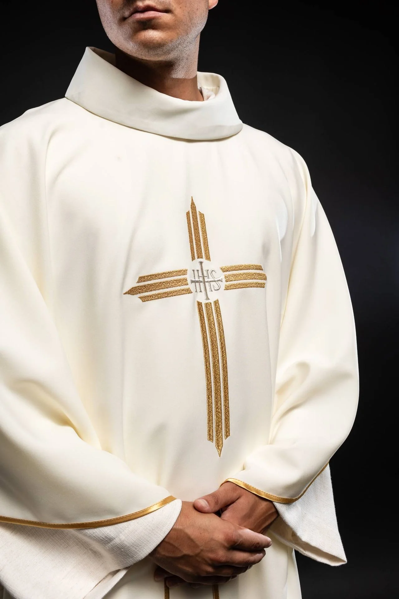 Chasuble embroidered with the symbol of Cross IHS - Image 3