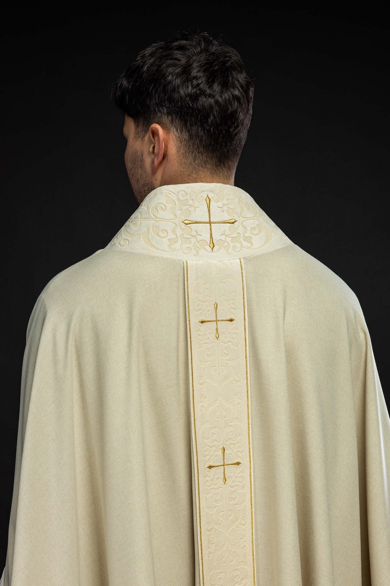 Chasuble in ecru color with an embroidered band and collar decorated with crosses - Image 11