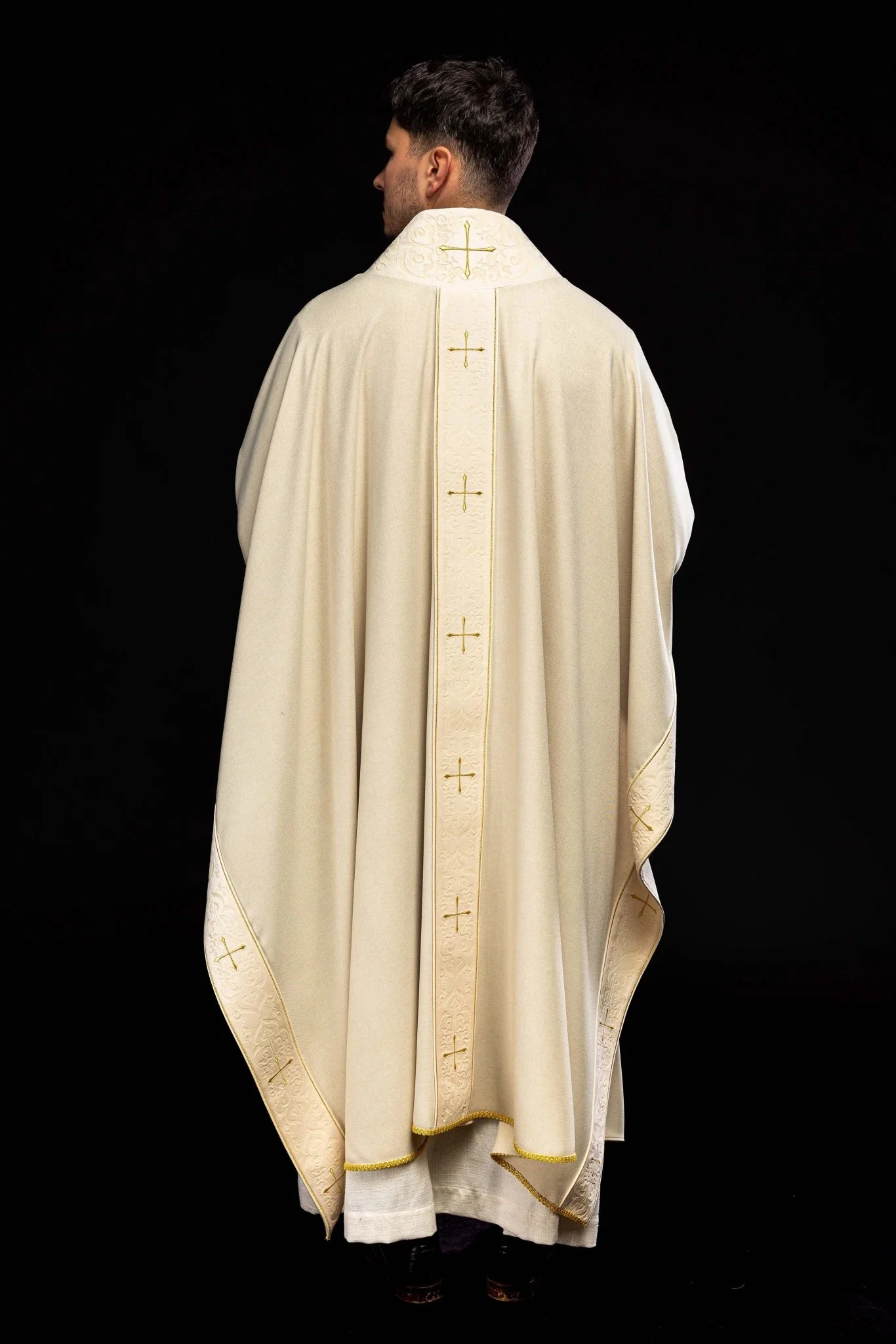 Chasuble in ecru color with an embroidered band and collar decorated with crosses - Image 12