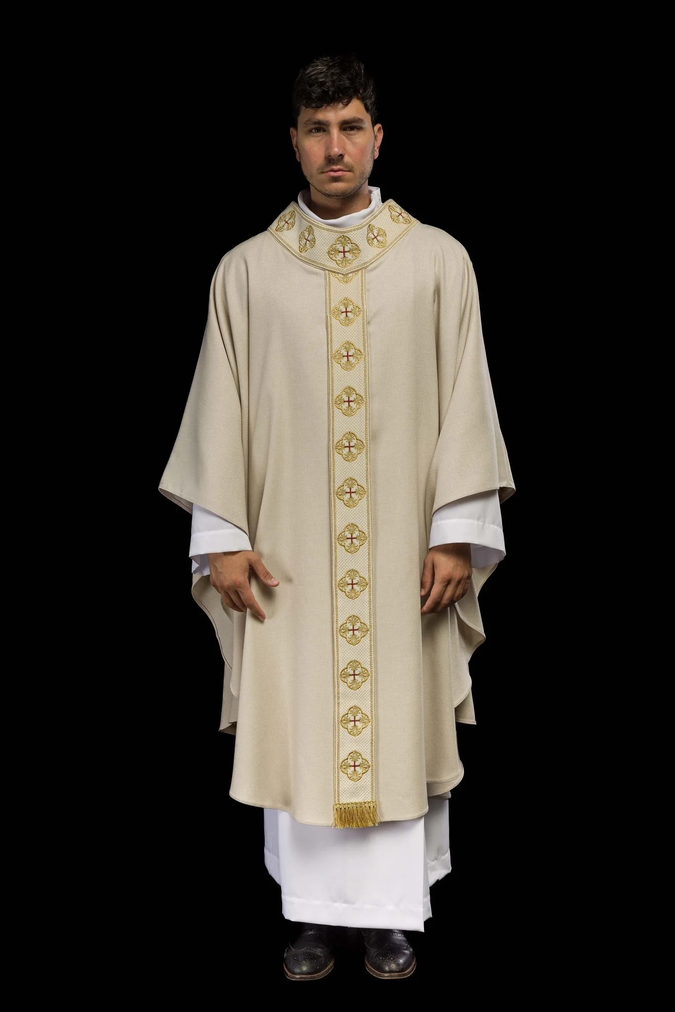 Chasuble in ecru color with embroidered belt and collar in crosses - Image 2