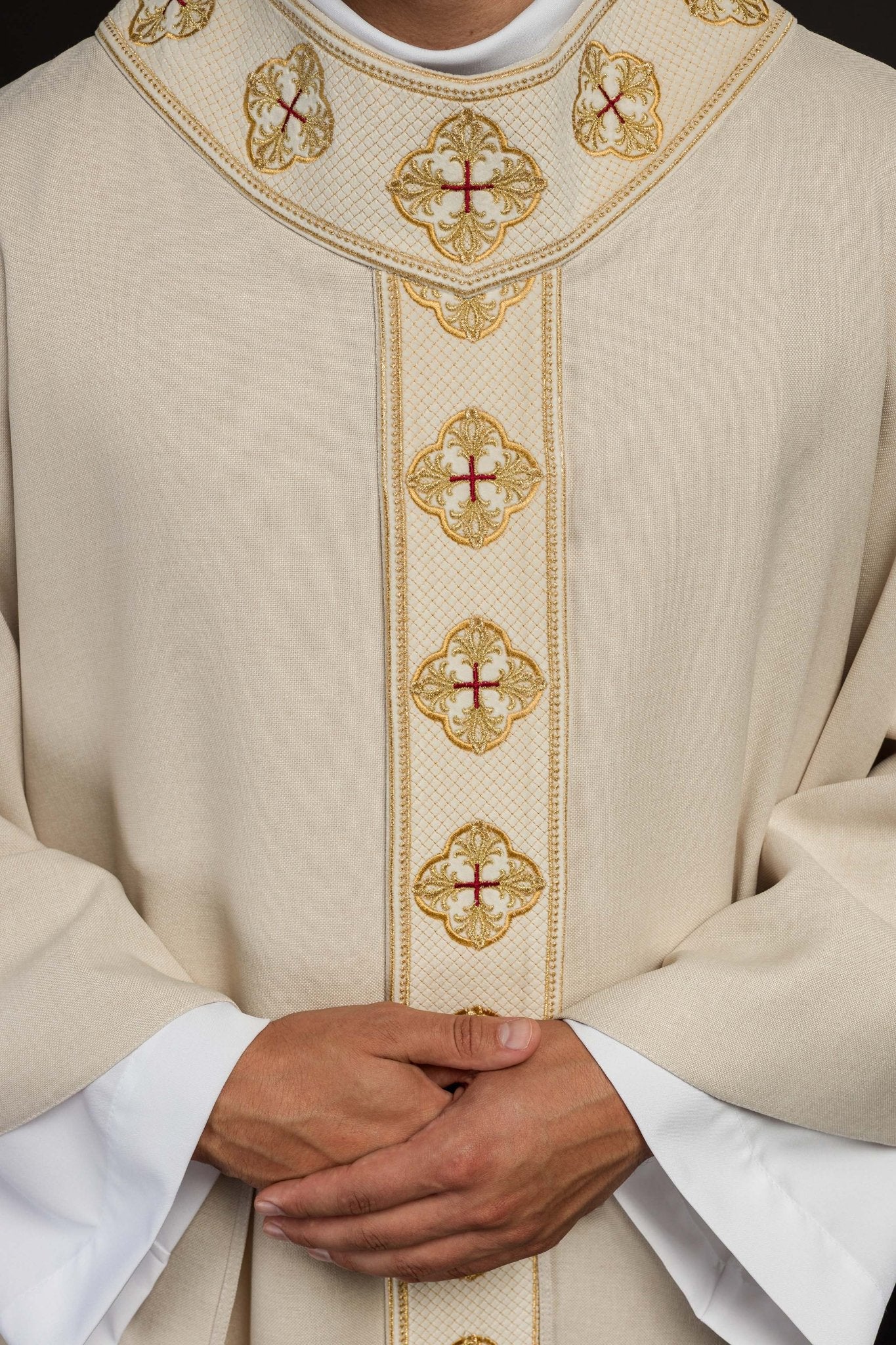 Chasuble in ecru color with embroidered belt and collar in crosses - Image 3