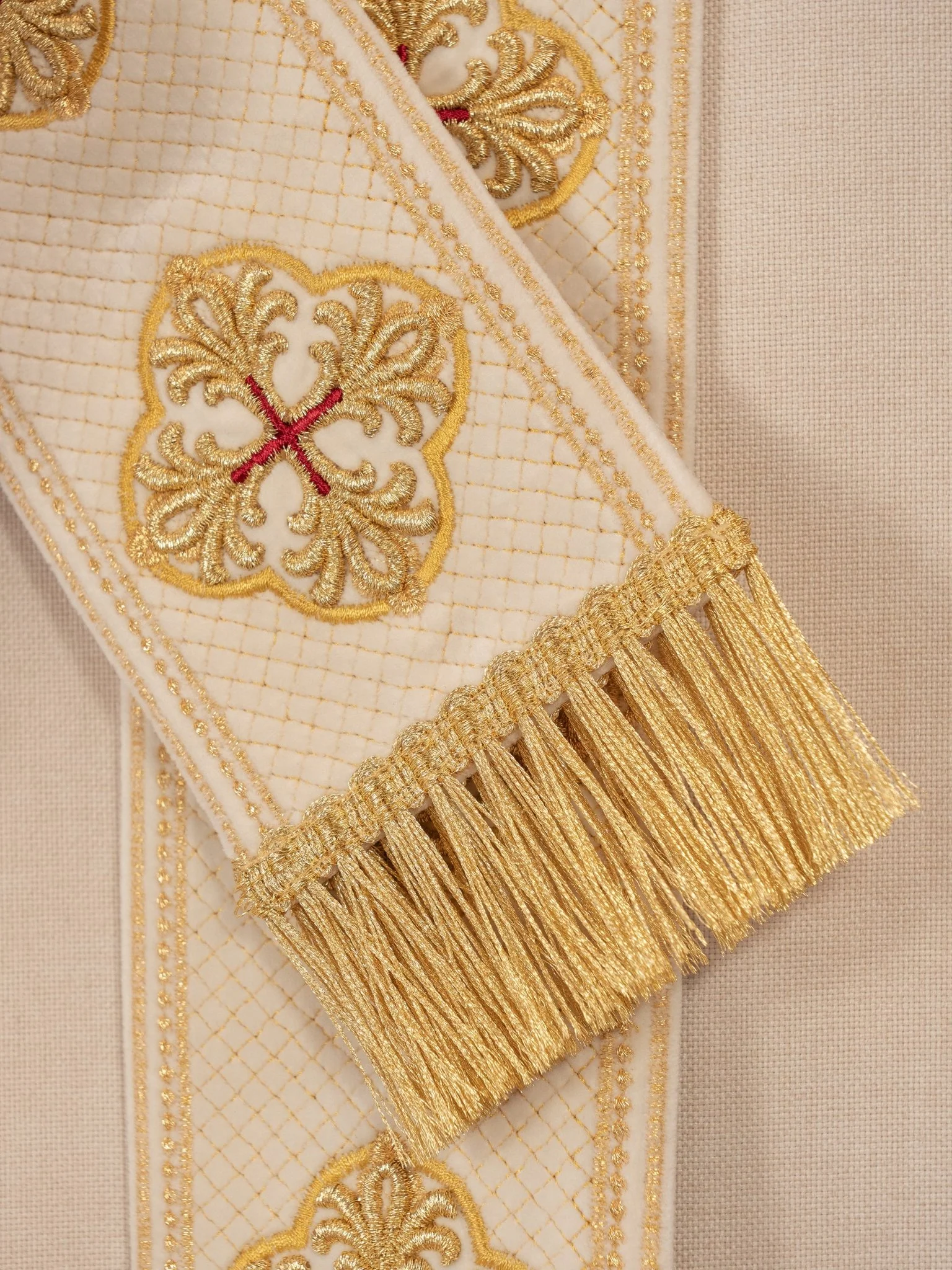 Chasuble in ecru color with embroidered belt and collar in crosses - Image 5