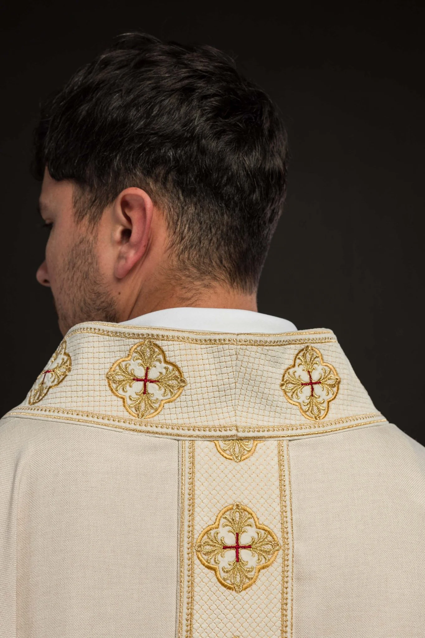 Chasuble in ecru color with embroidered belt and collar in crosses - Image 6