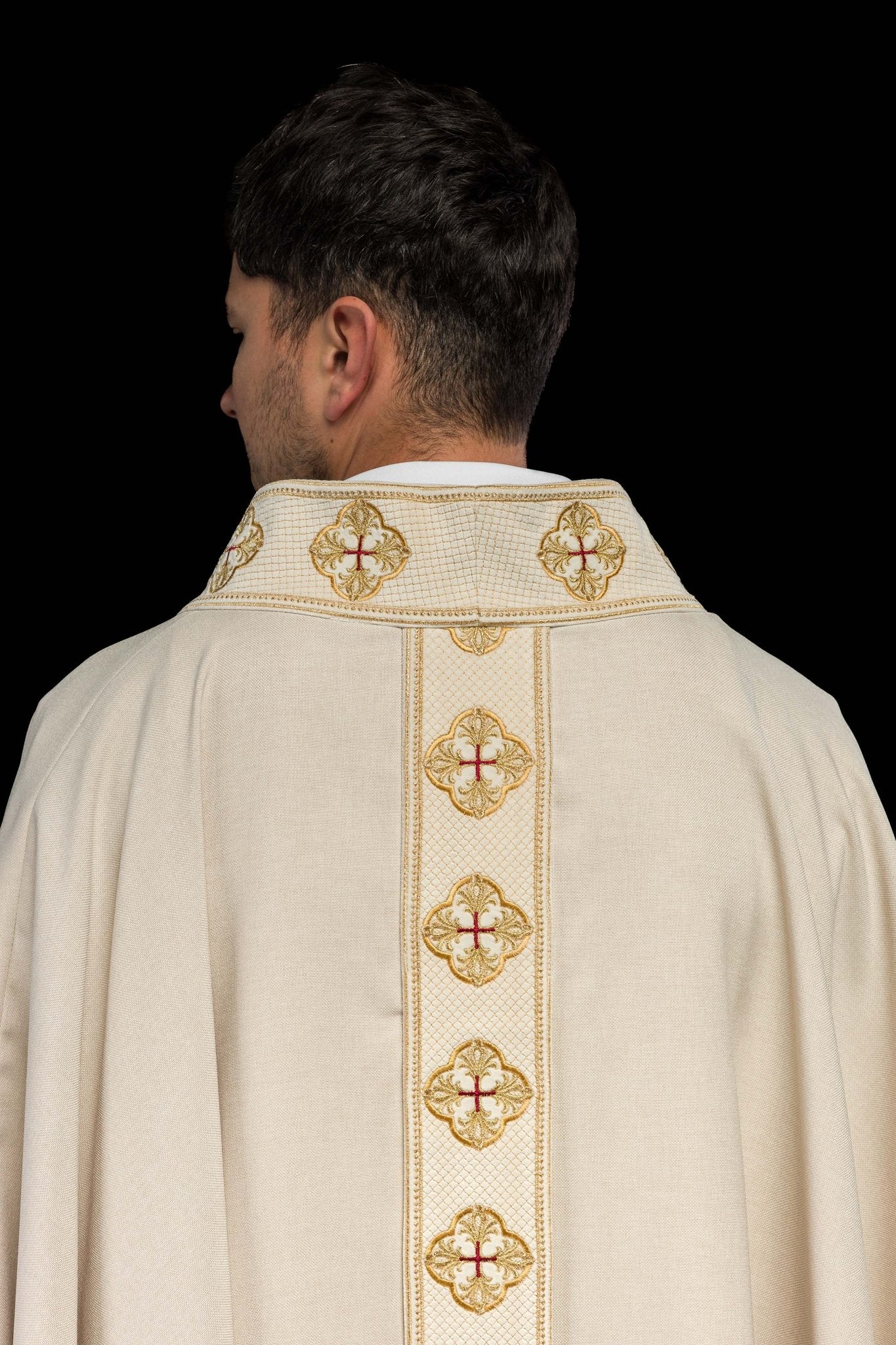 Chasuble in ecru color with embroidered belt and collar in crosses - Image 7
