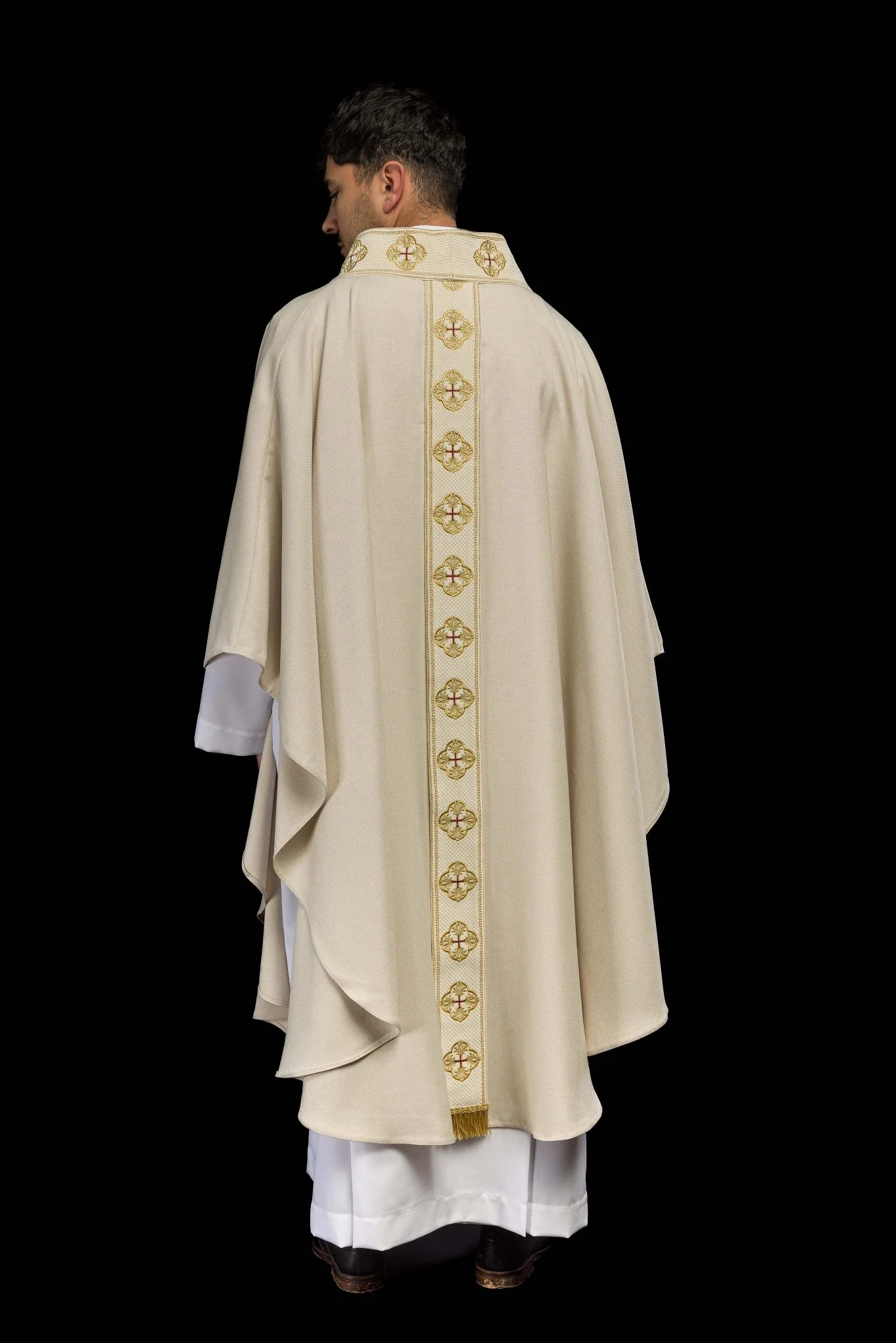 Chasuble in ecru color with embroidered belt and collar in crosses - Image 8