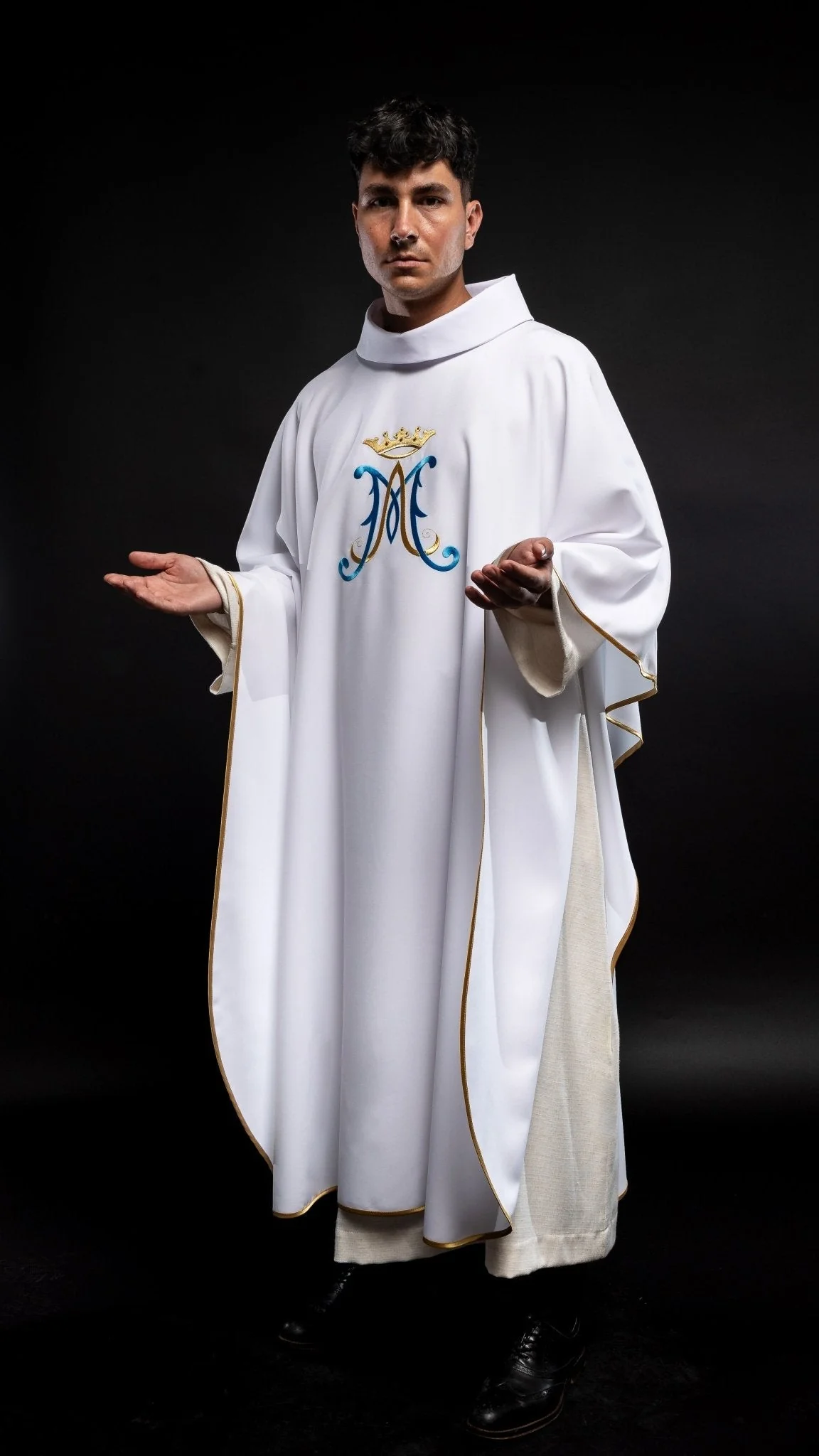White chasuble embroidered with a Marian motif - Image 6