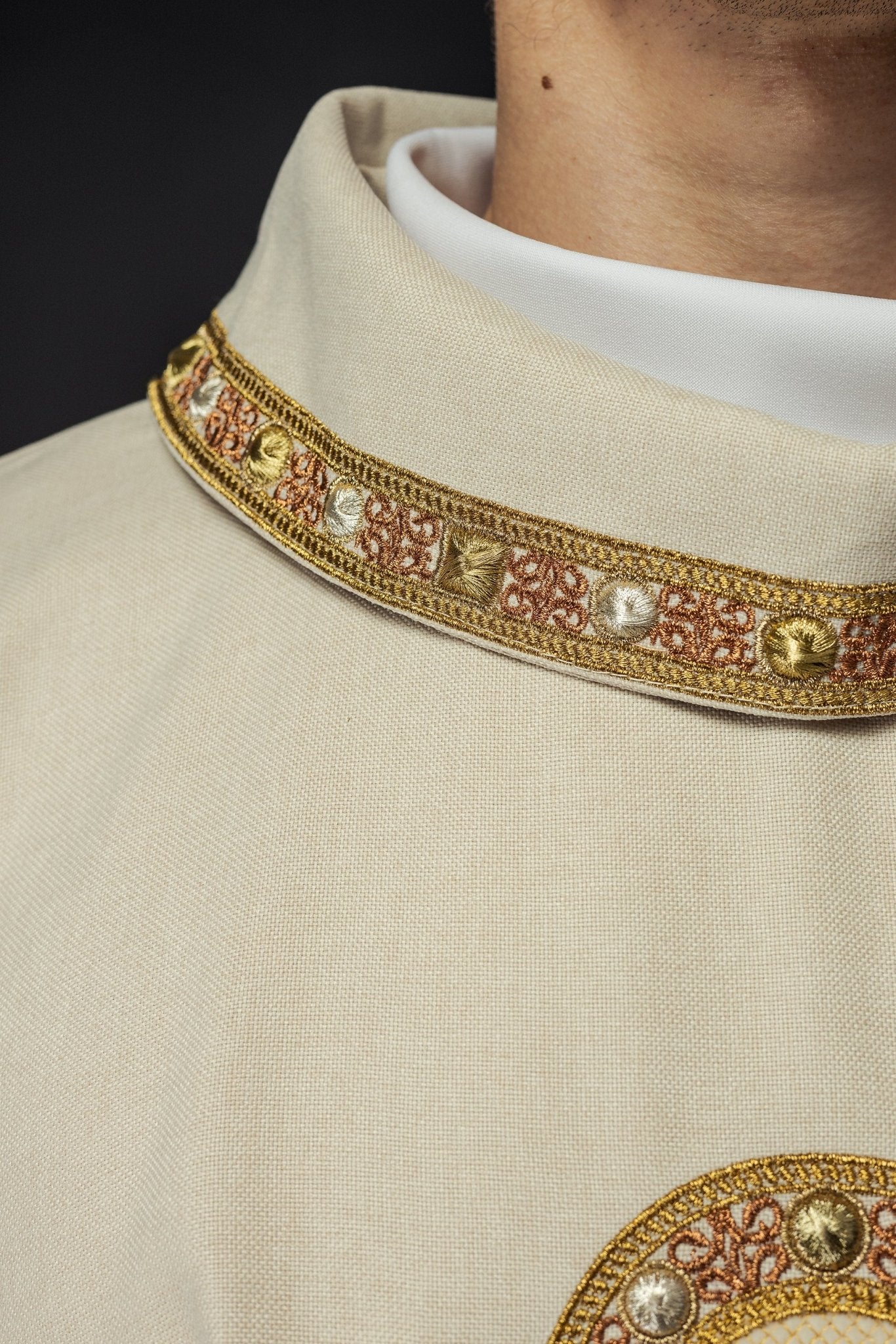 Chasuble in ecru with embroidered piping on the collar and around the embroidery of the cros - Image 4