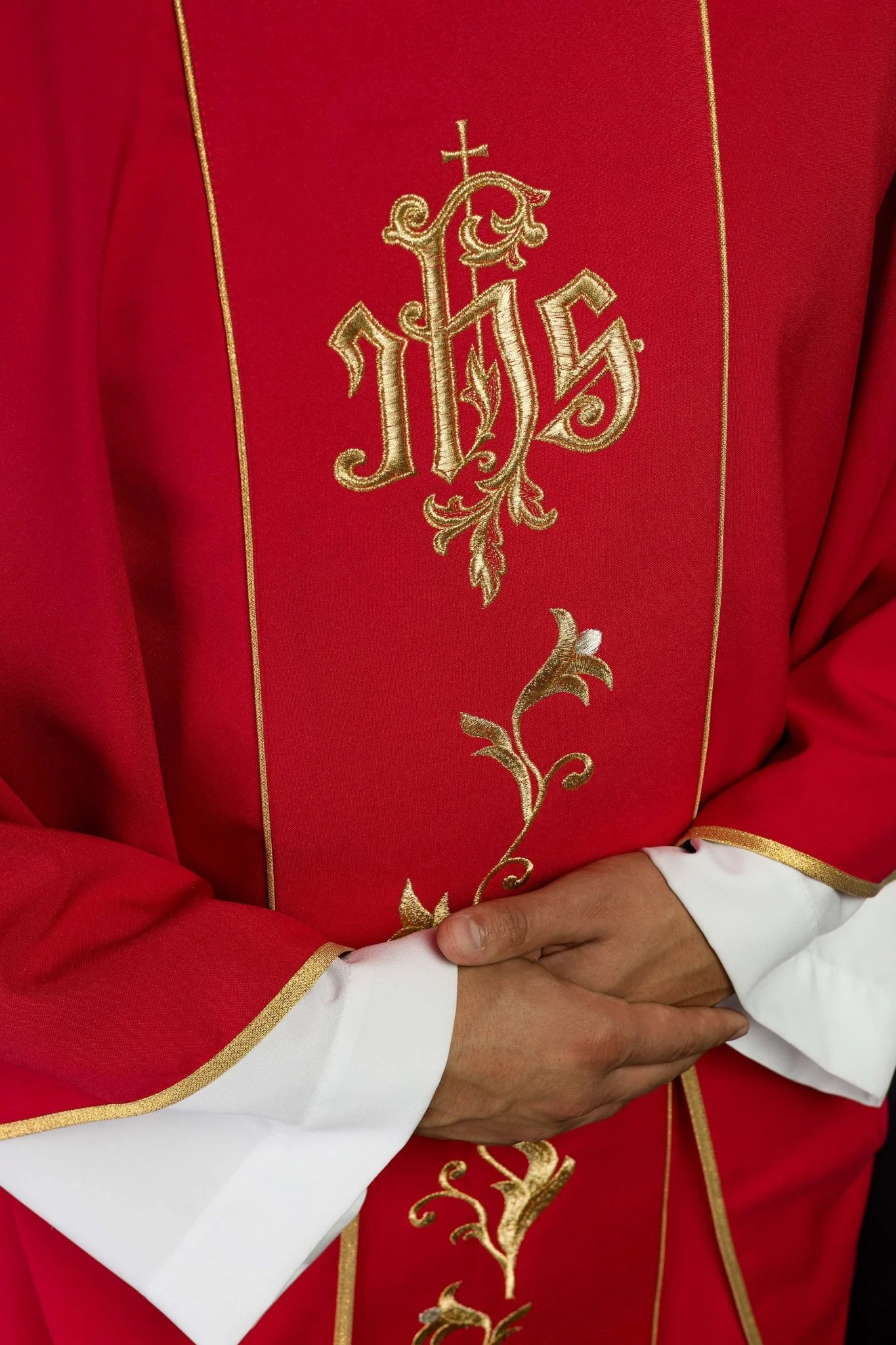 Chasuble in invory with JHS and floral motif - Image 3