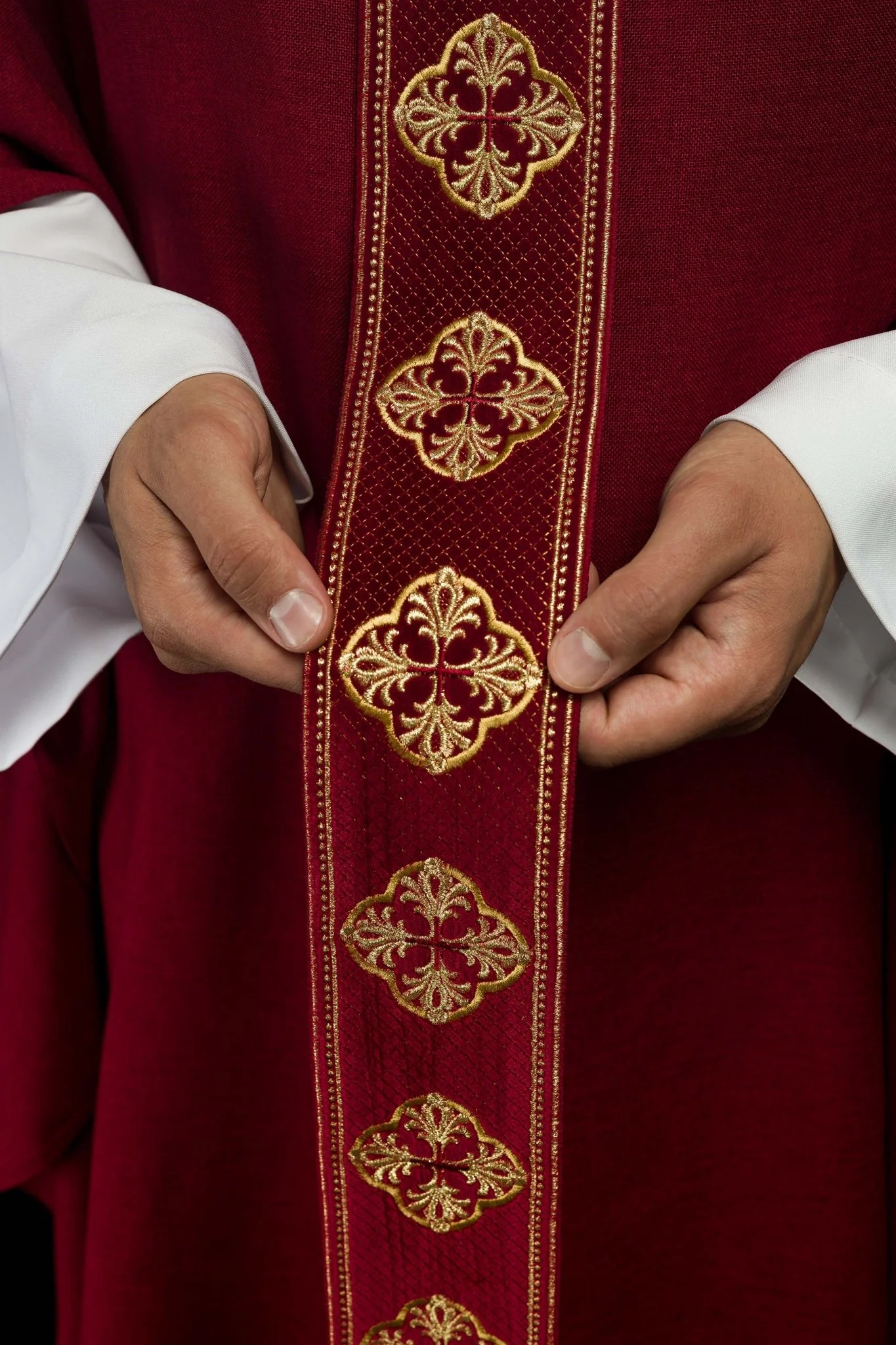 Chasuble in red with embroidered belt and crosses on the collar - Image 3