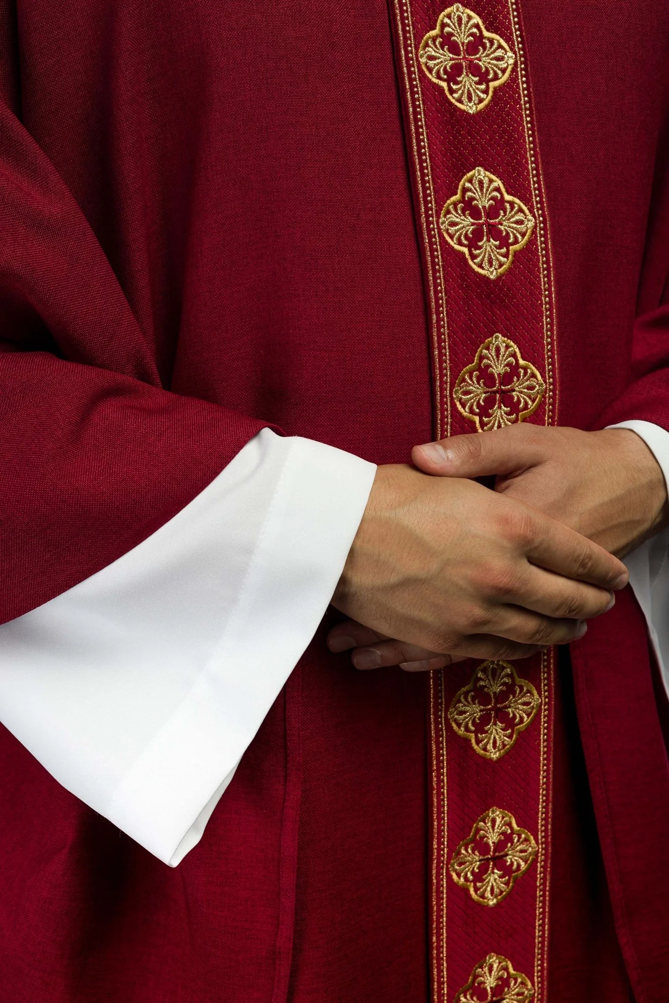 Chasuble in red with embroidered belt and crosses on the collar - Image 5
