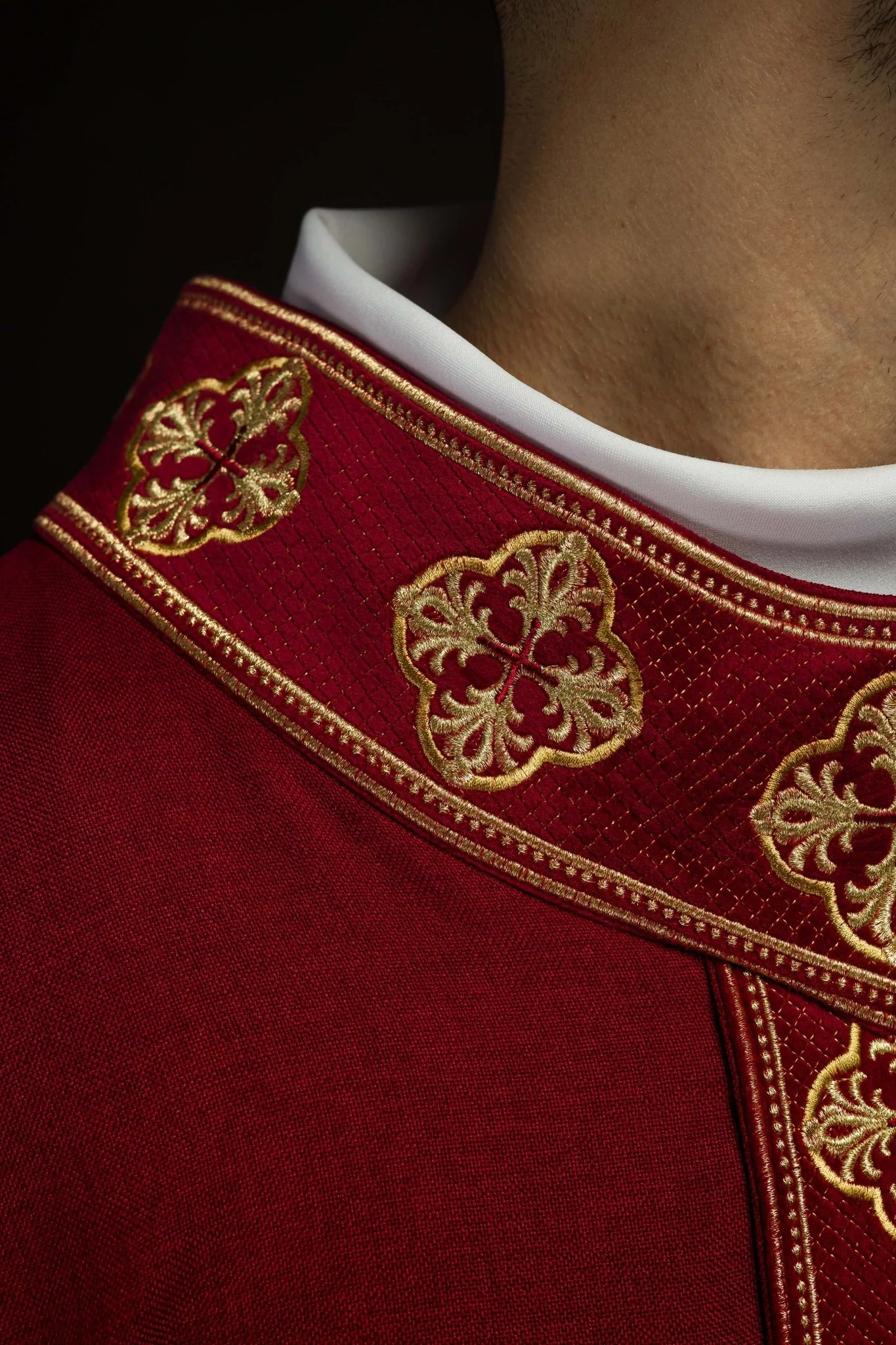 Chasuble in red with embroidered belt and crosses on the collar - Image 6