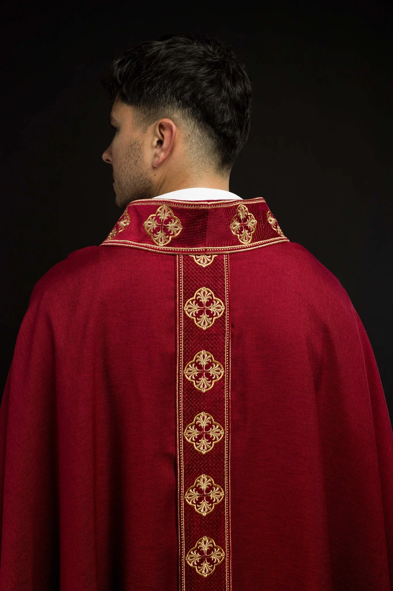 Chasuble in red with embroidered belt and crosses on the collar - Image 8