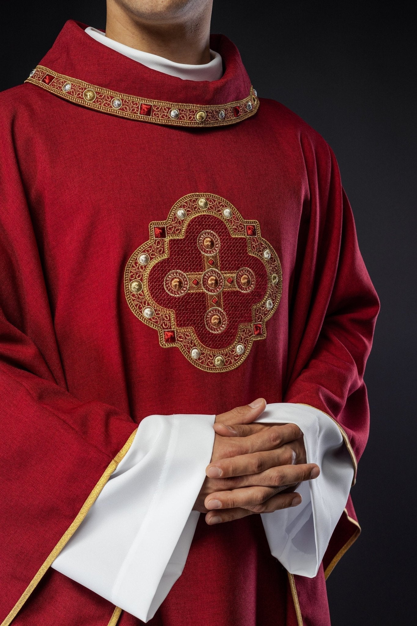 Chasuble in red with embroidered piping on the collar and around the embroidery of the cros - Image 3