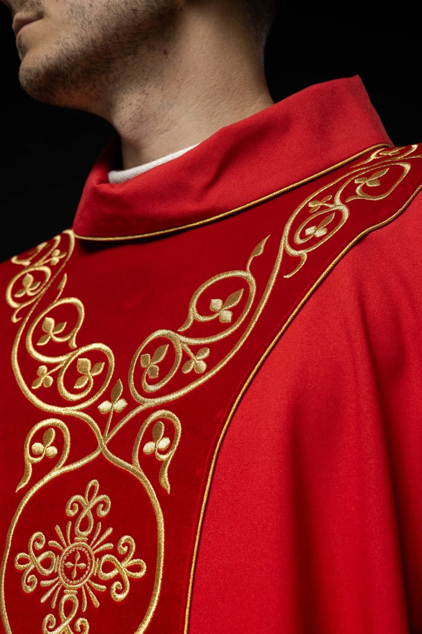 Chasuble made from soft touch red velvet fabric - Image 3