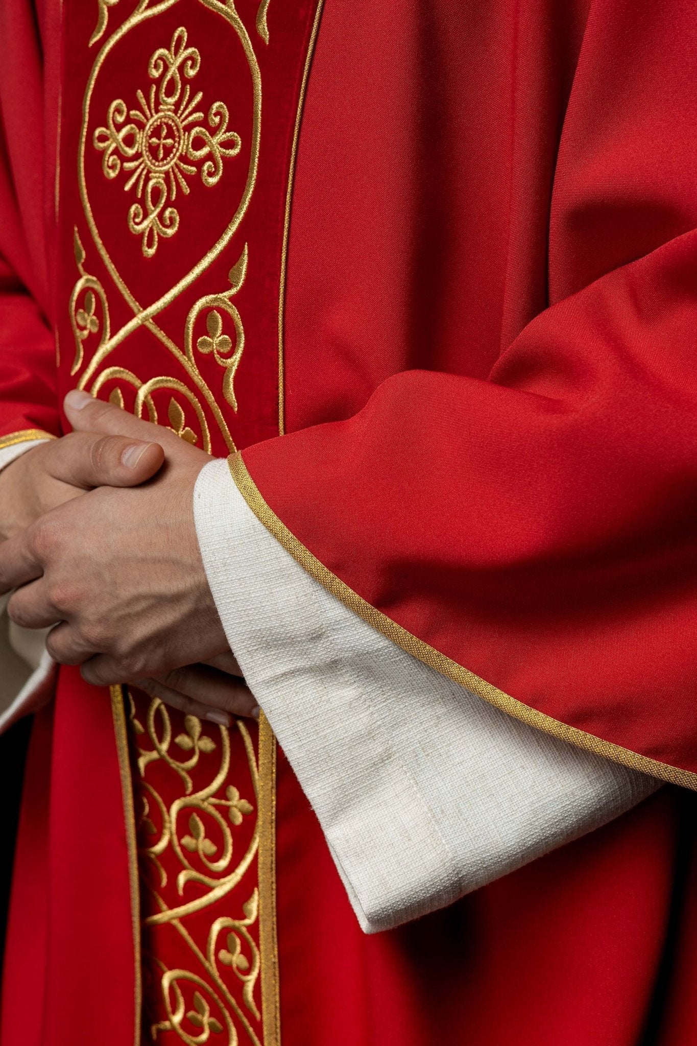 Chasuble made from soft touch red velvet fabric - Image 4