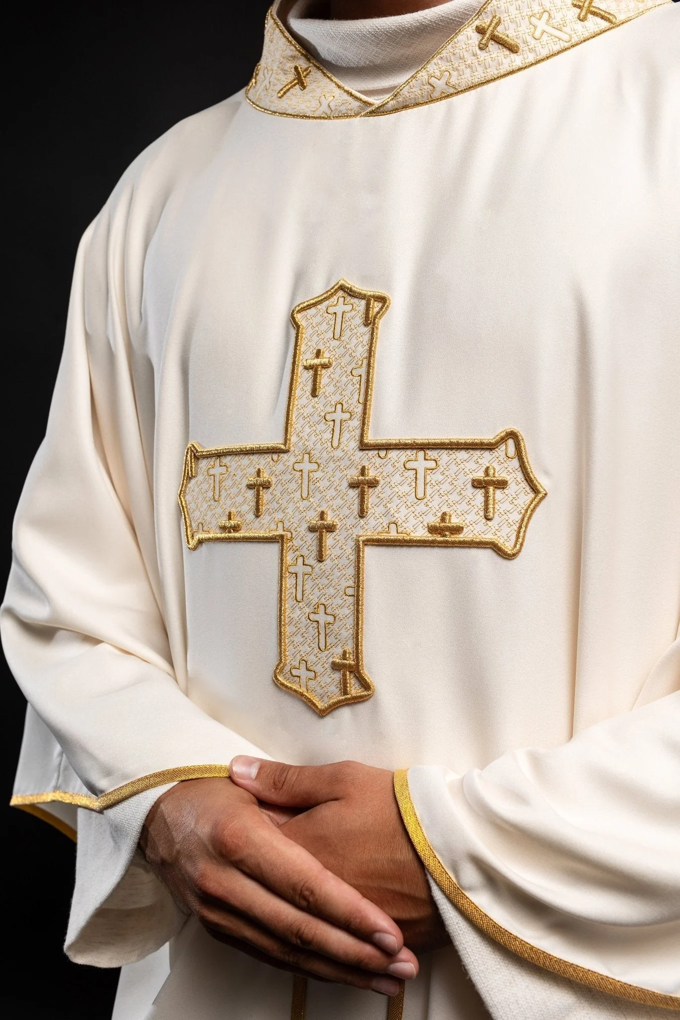 Chasuble made of ecru texture with gold cross embroidery on collar - Image 3