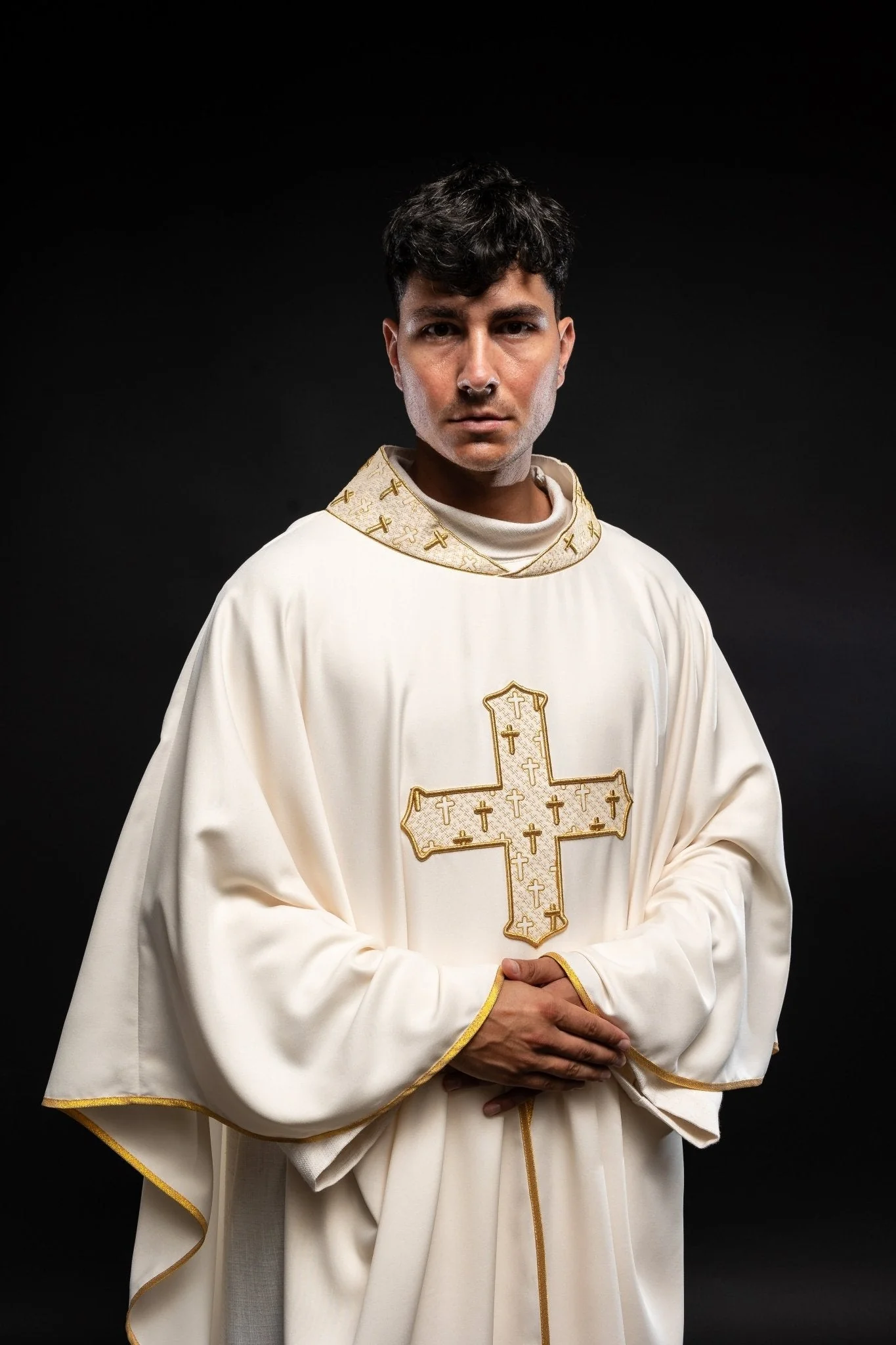 Chasuble made of ecru texture with gold cross embroidery on collar - Image 4