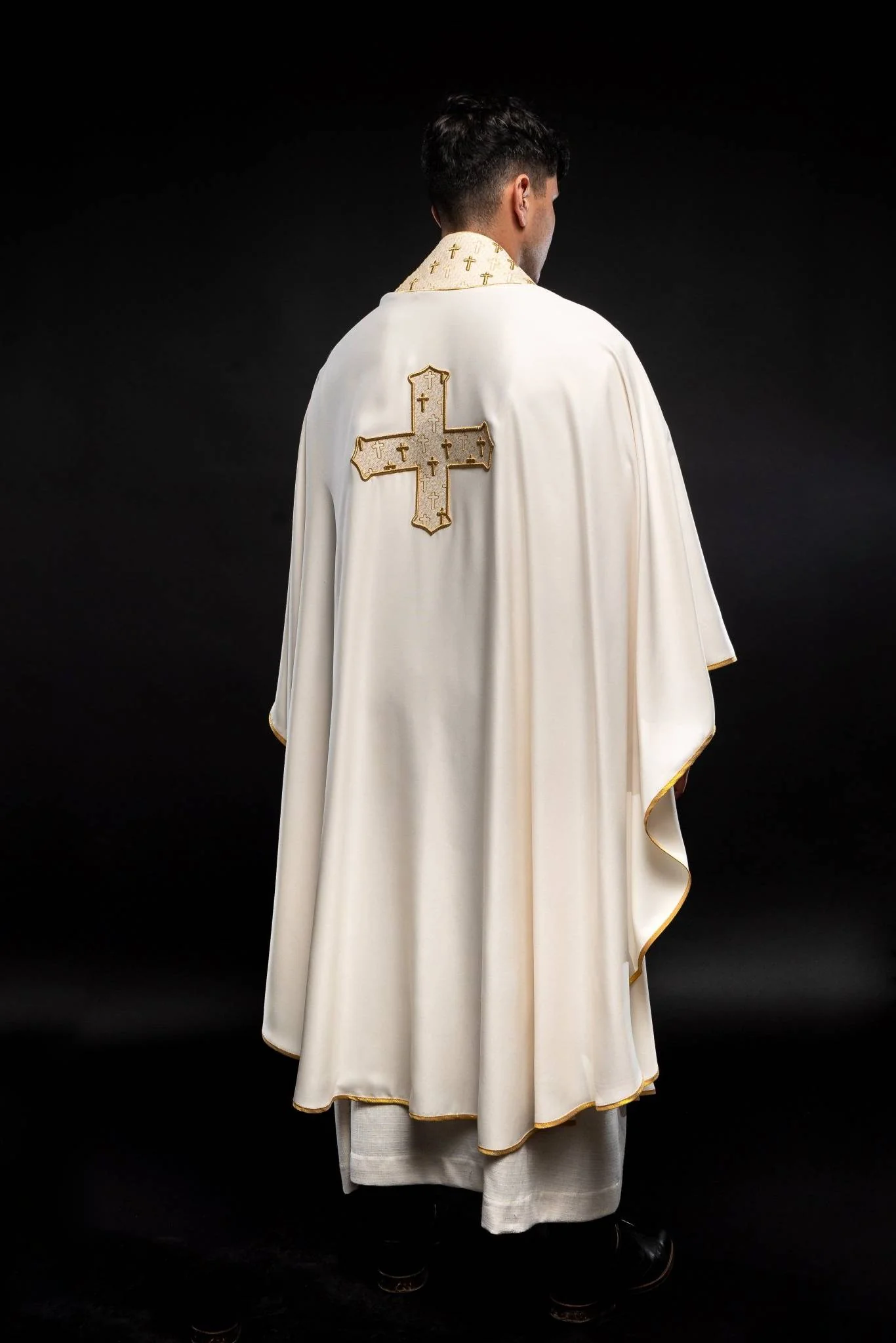 Chasuble made of ecru texture with gold cross embroidery on collar - Image 6