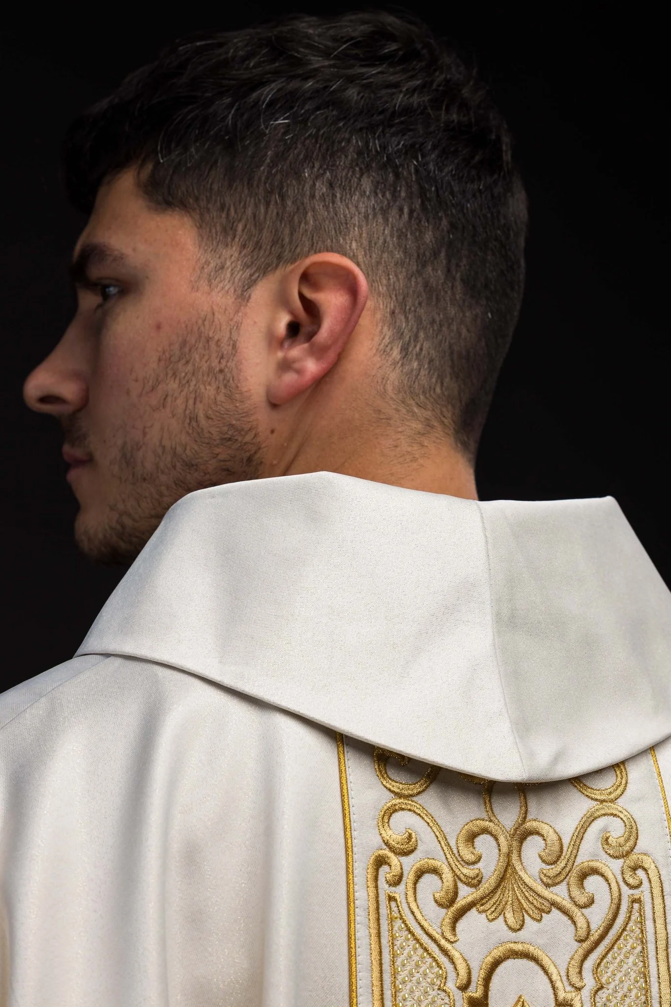 Chasuble made of shiny fabric with rich gold embroidery at the waist - Image 6