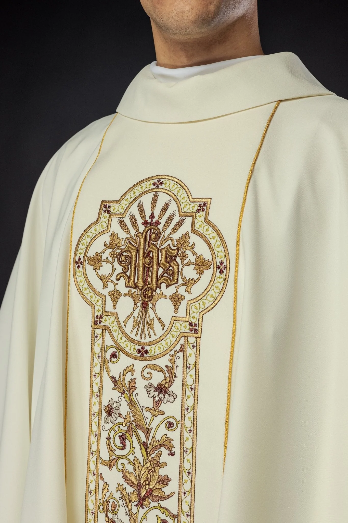 Chasuble richly adorned with IHS motif in ecru - Image 3
