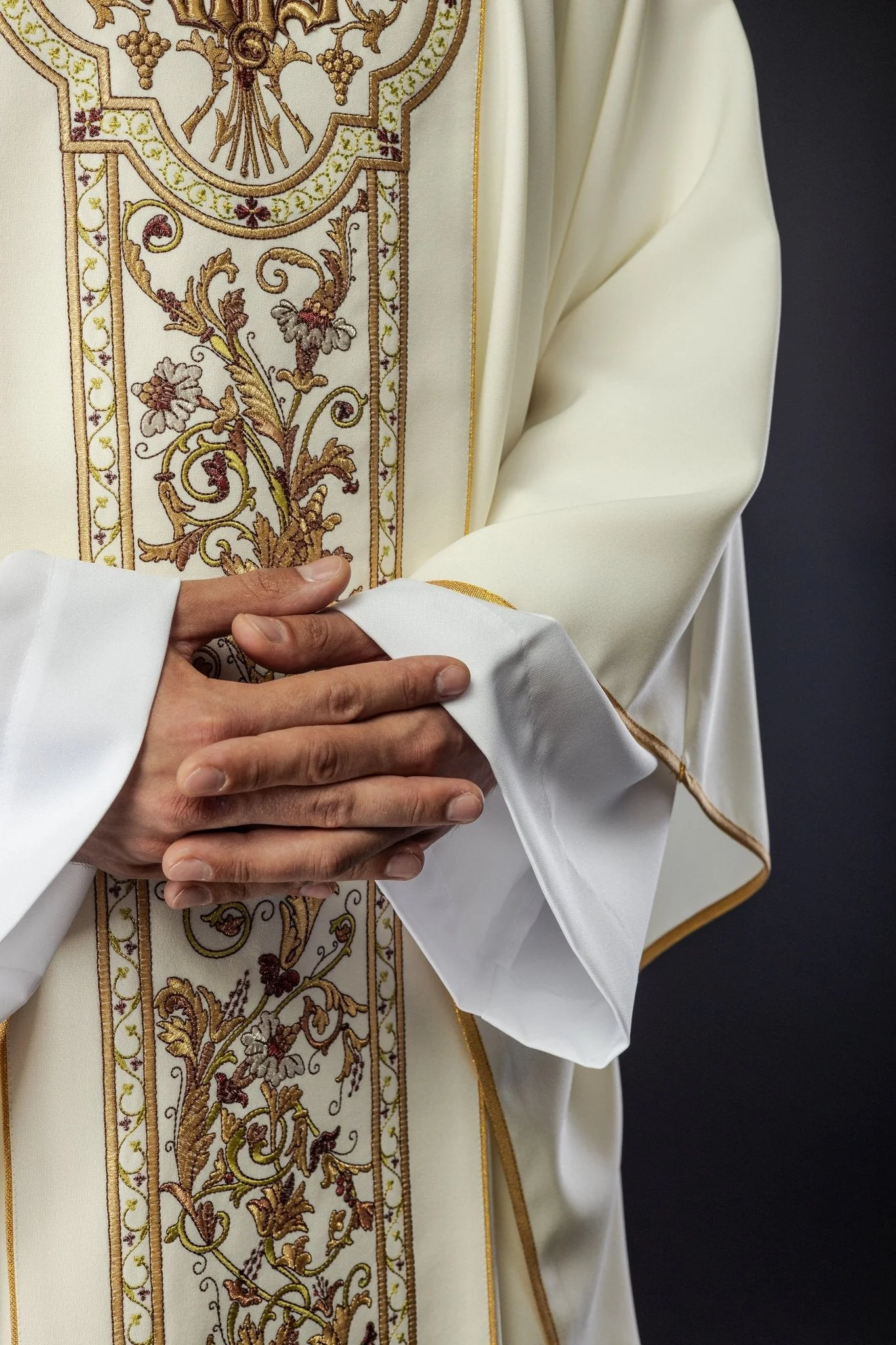 Chasuble richly adorned with IHS motif in ecru - Image 4