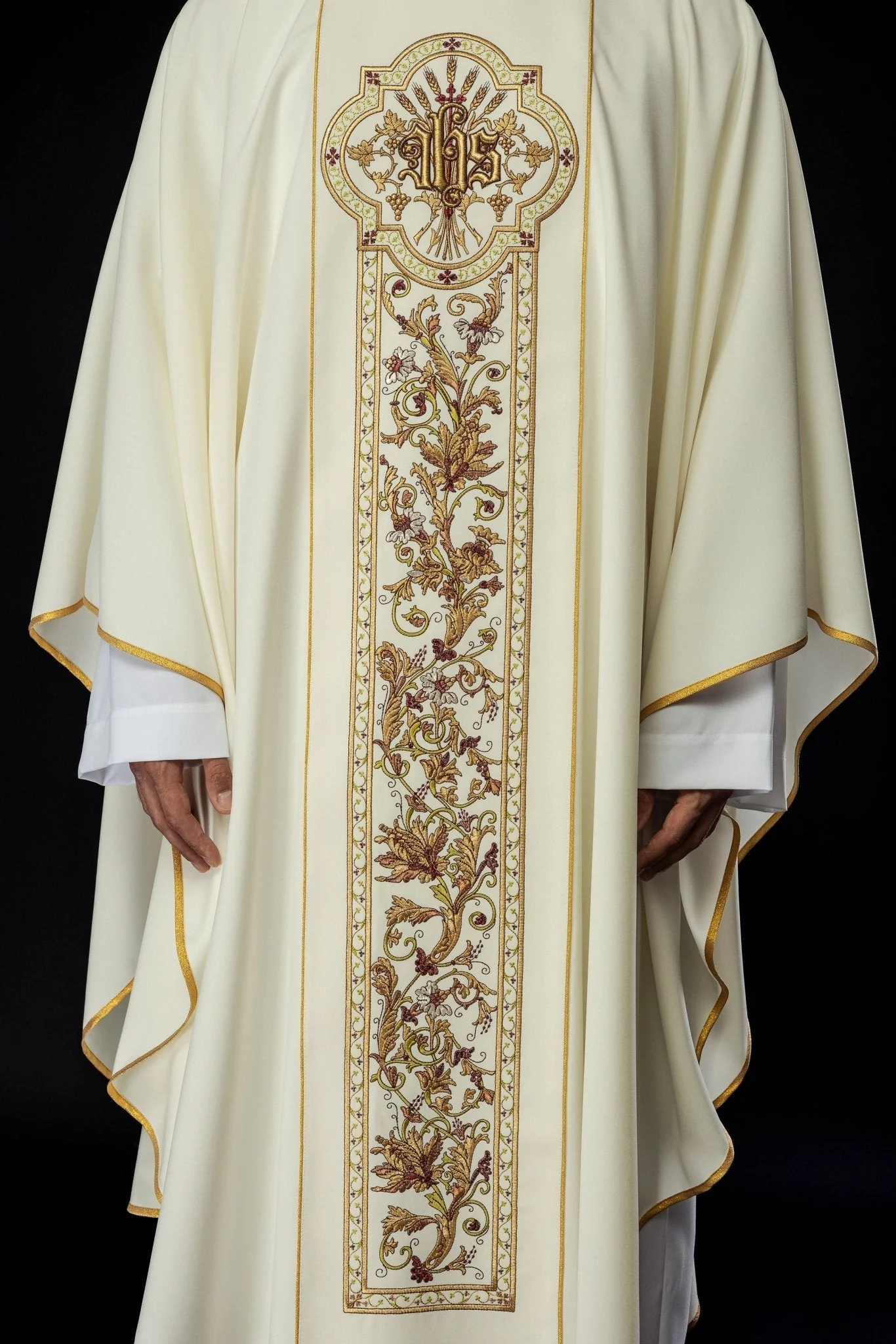 Chasuble richly adorned with IHS motif in ecru - Image 5