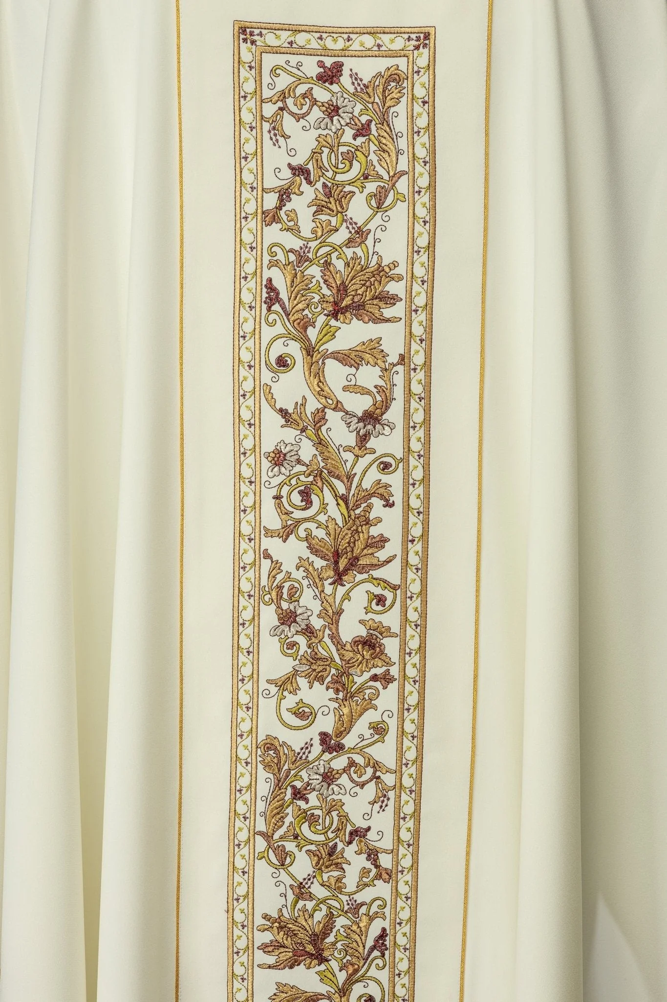 Chasuble richly adorned with IHS motif in ecru - Image 7