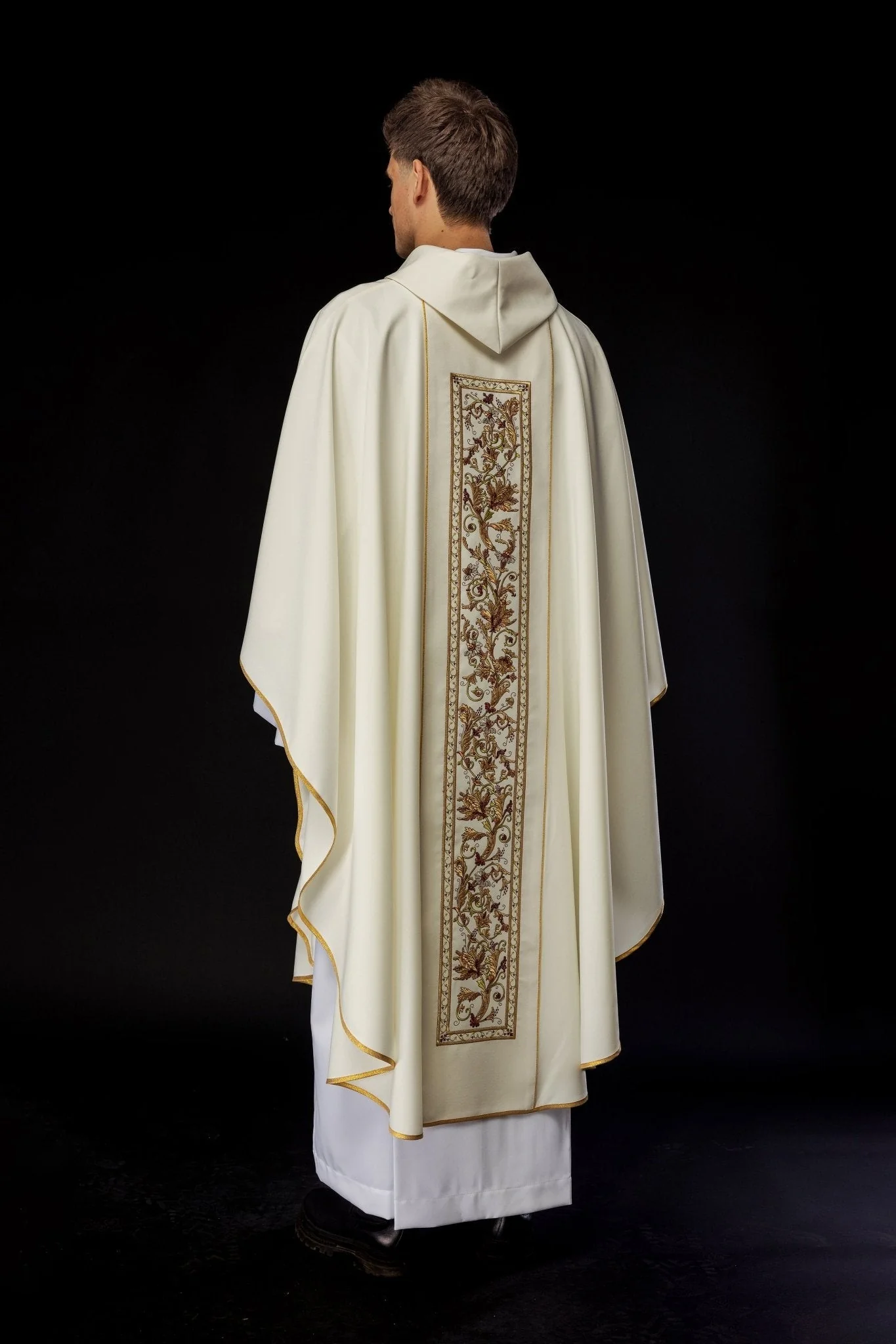Chasuble richly adorned with IHS motif in ecru - Image 8