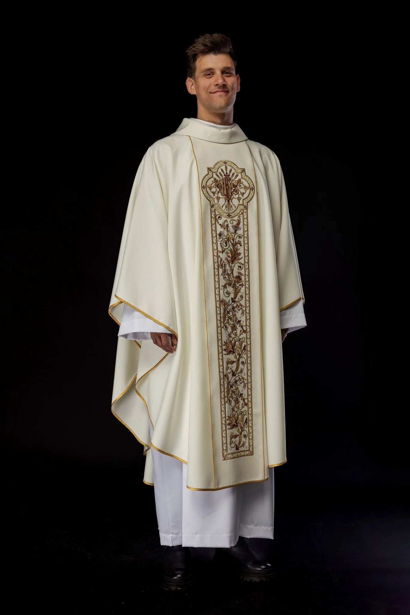 Chasuble richly adorned with IHS motif in ecru - Image 9