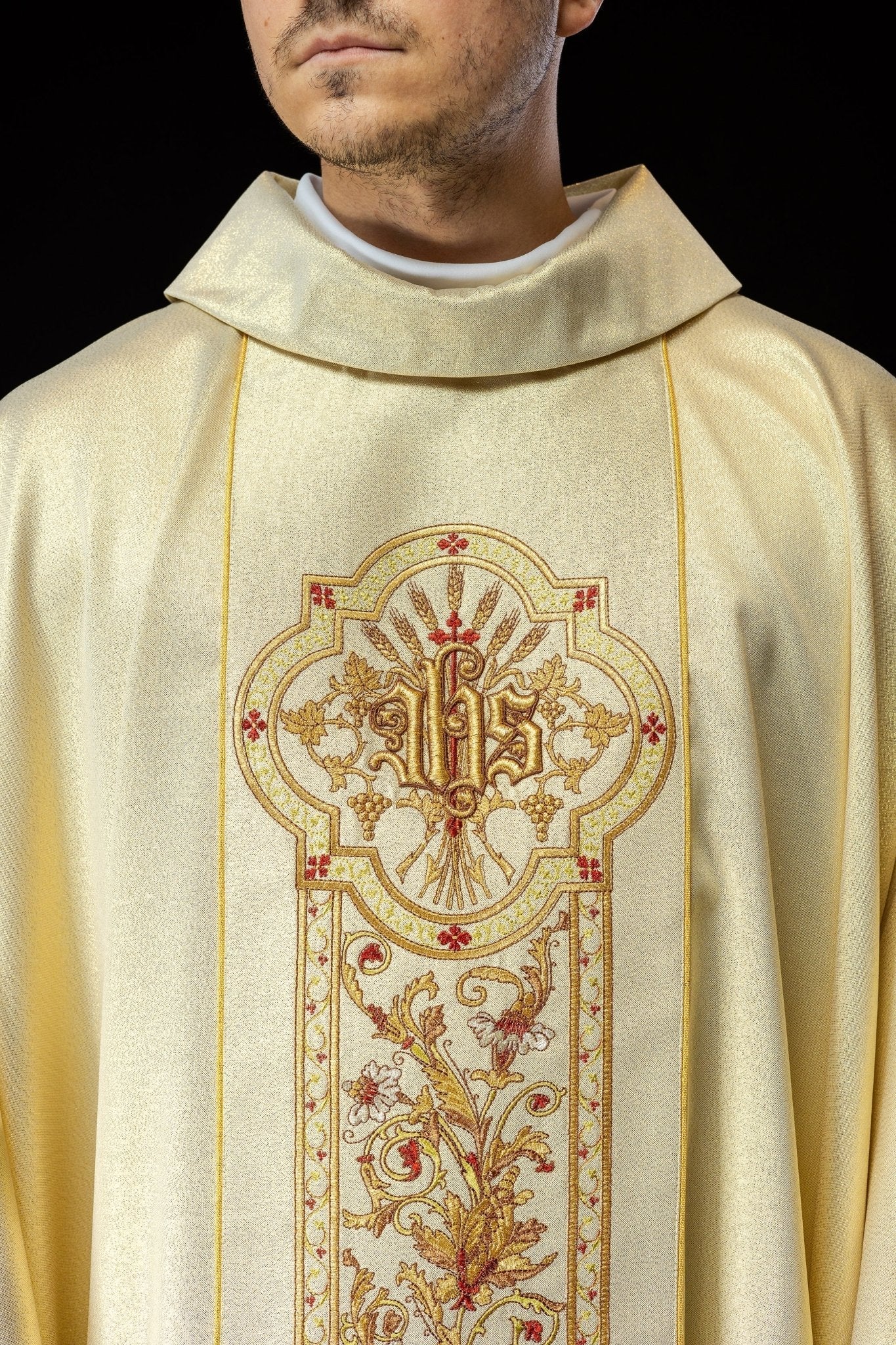 Chasuble richly decorated with IHS motif in gold color - Image 2
