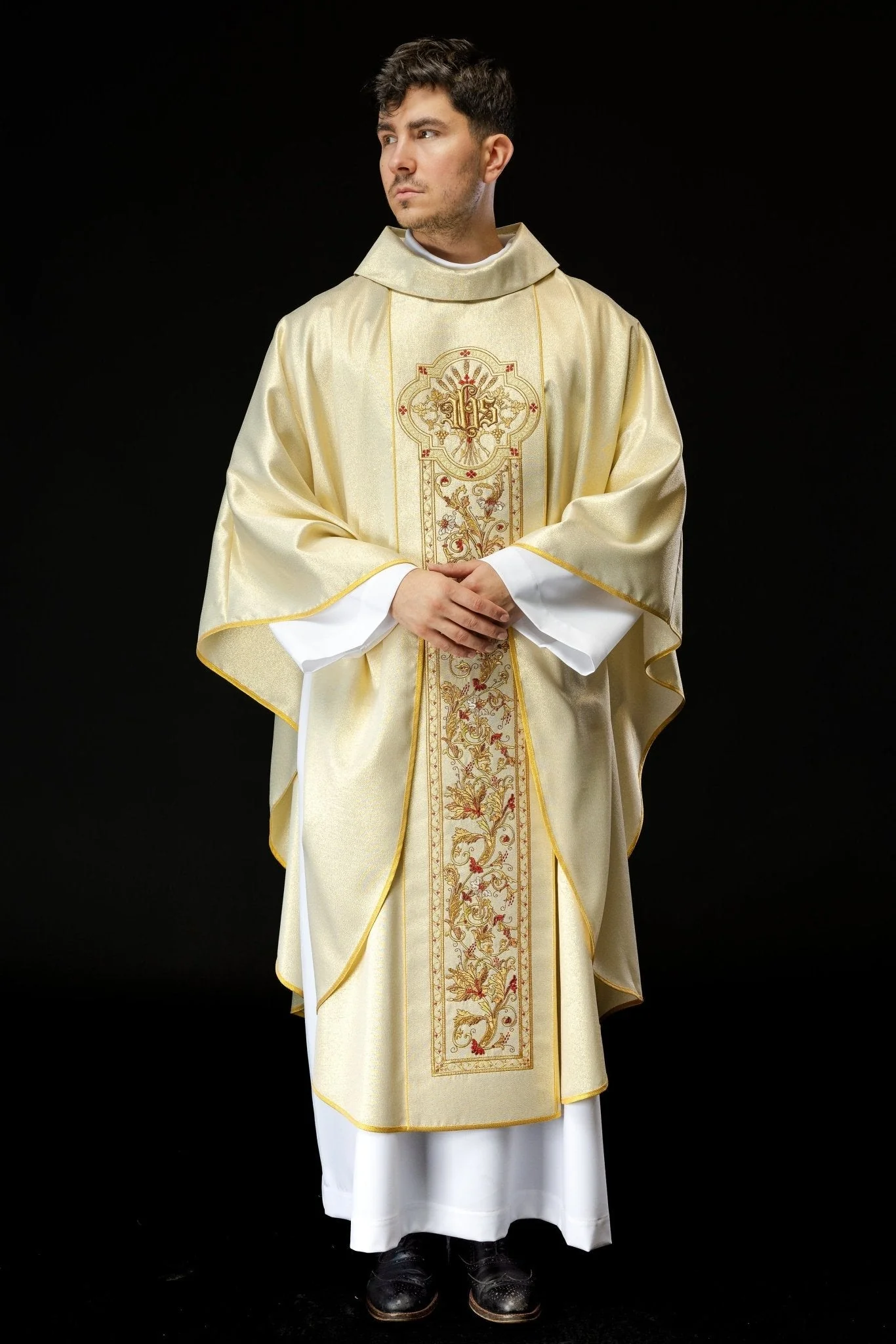 Chasuble richly decorated with IHS motif in gold color - Image 4
