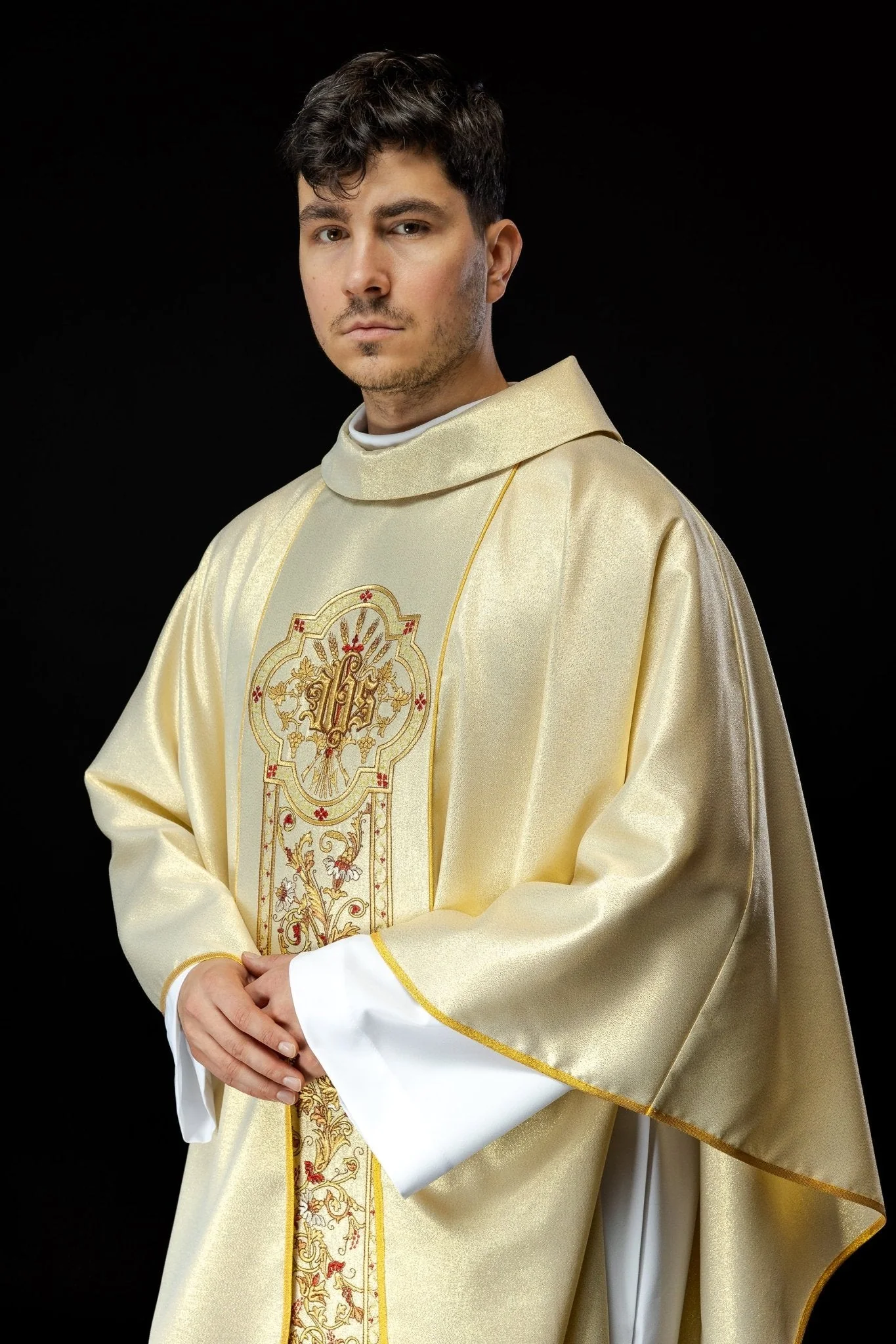 Chasuble richly decorated with IHS motif in gold color - Image 5