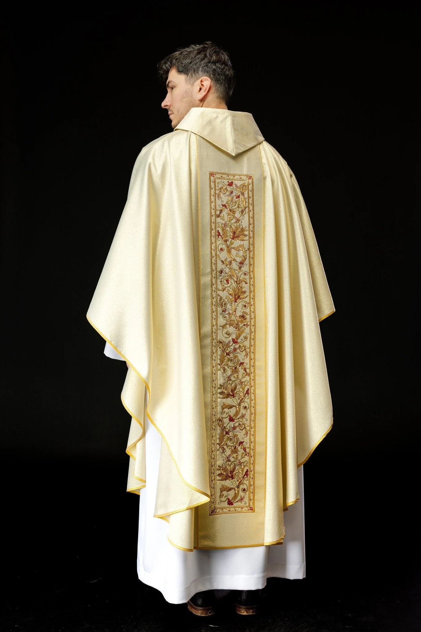 Chasuble richly decorated with IHS motif in gold color - Image 6