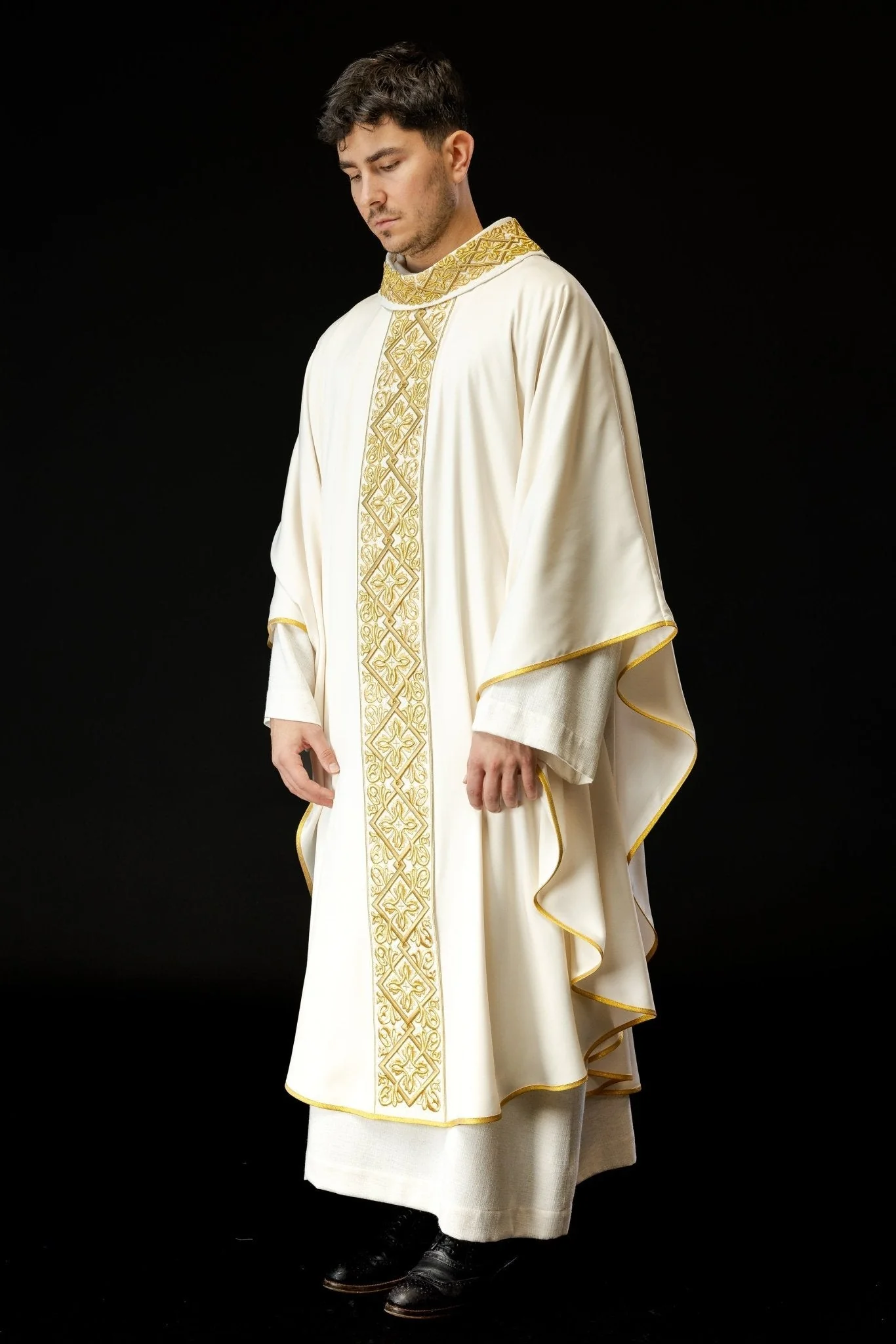 Chasuble richly embroidered floral motif with crosses Ecru - Image 2
