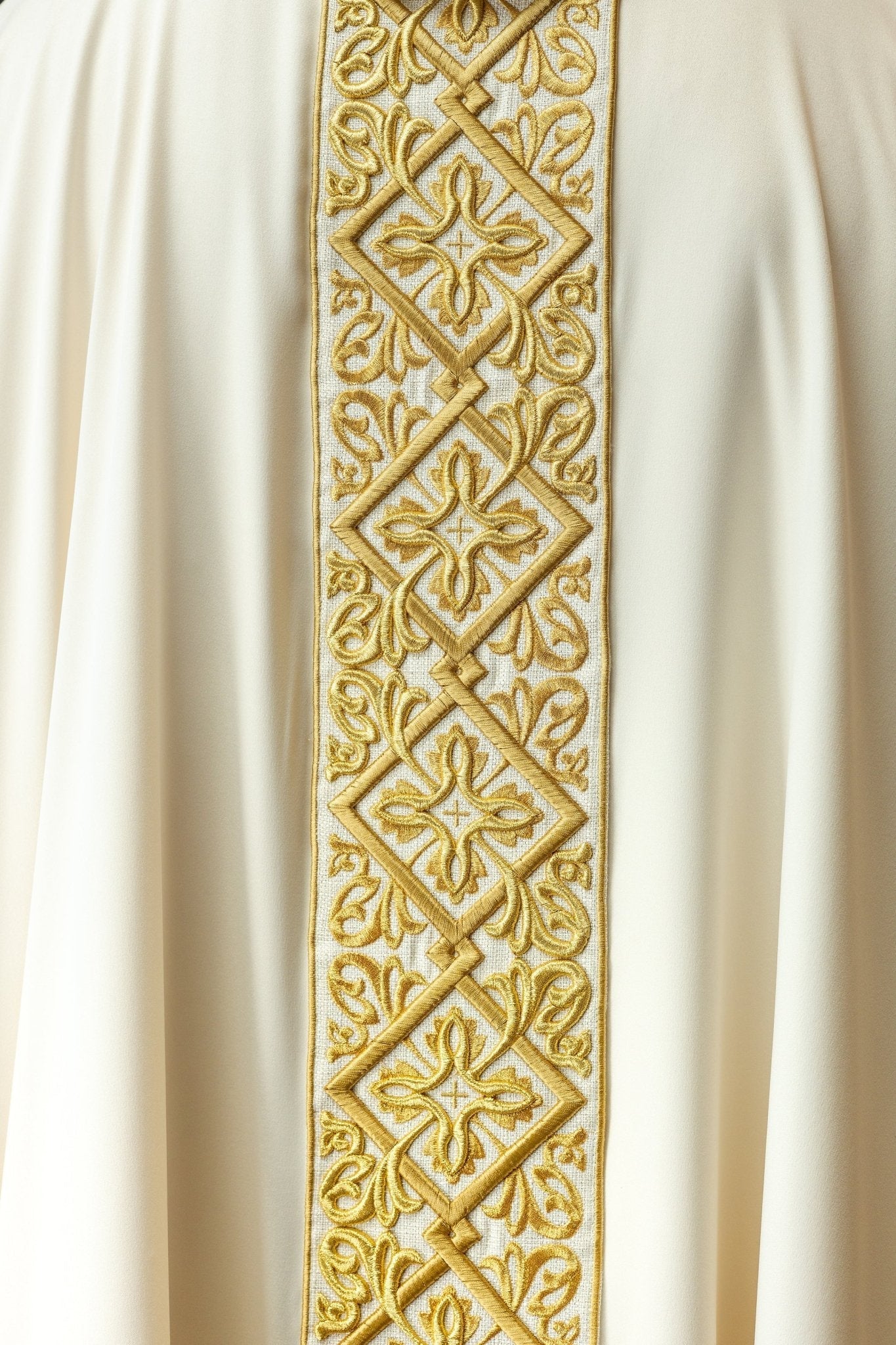 Chasuble richly embroidered floral motif with crosses Ecru - Image 4
