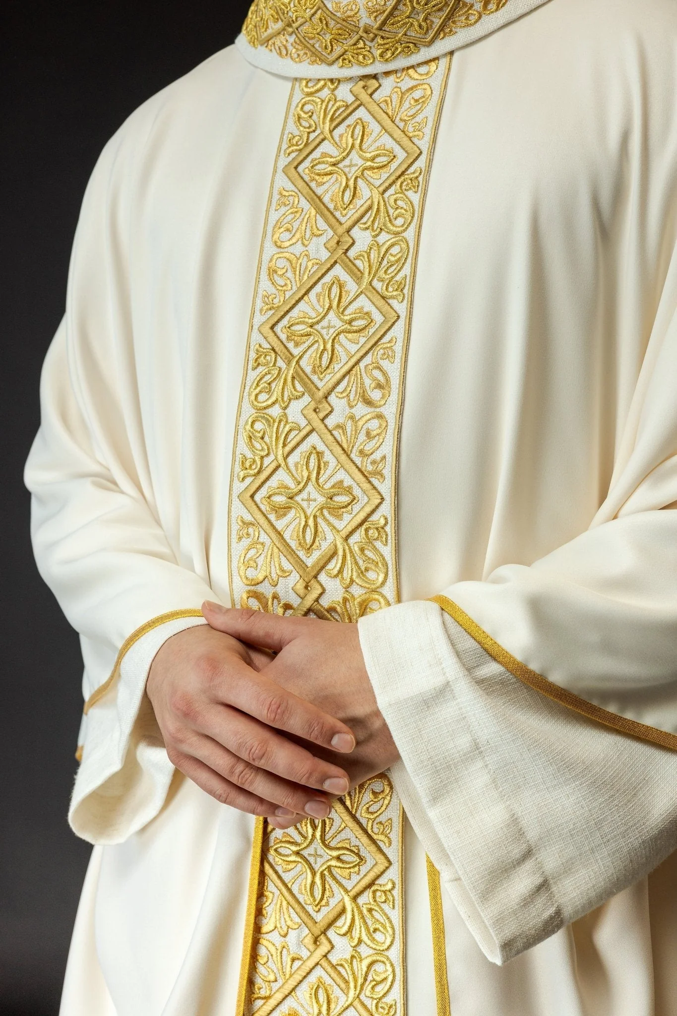 Chasuble richly embroidered floral motif with crosses Ecru - Image 5