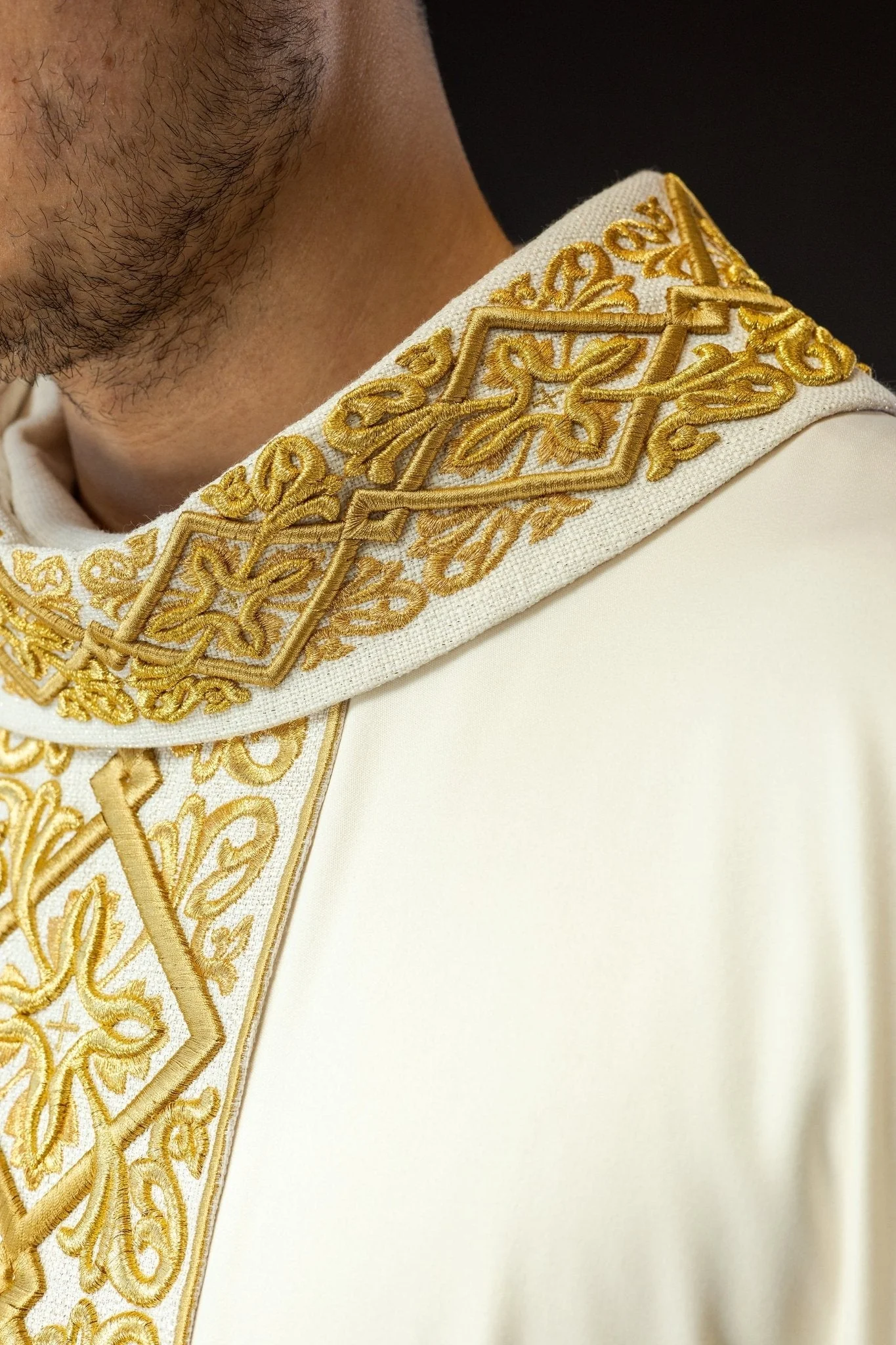 Chasuble richly embroidered floral motif with crosses Ecru - Image 6