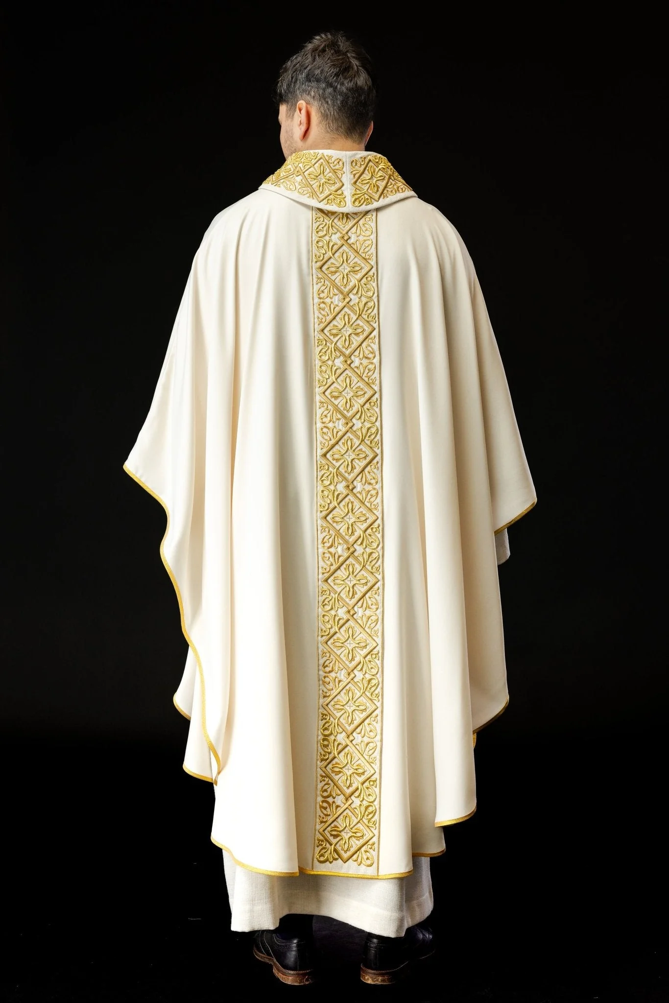 Chasuble richly embroidered floral motif with crosses Ecru - Image 9
