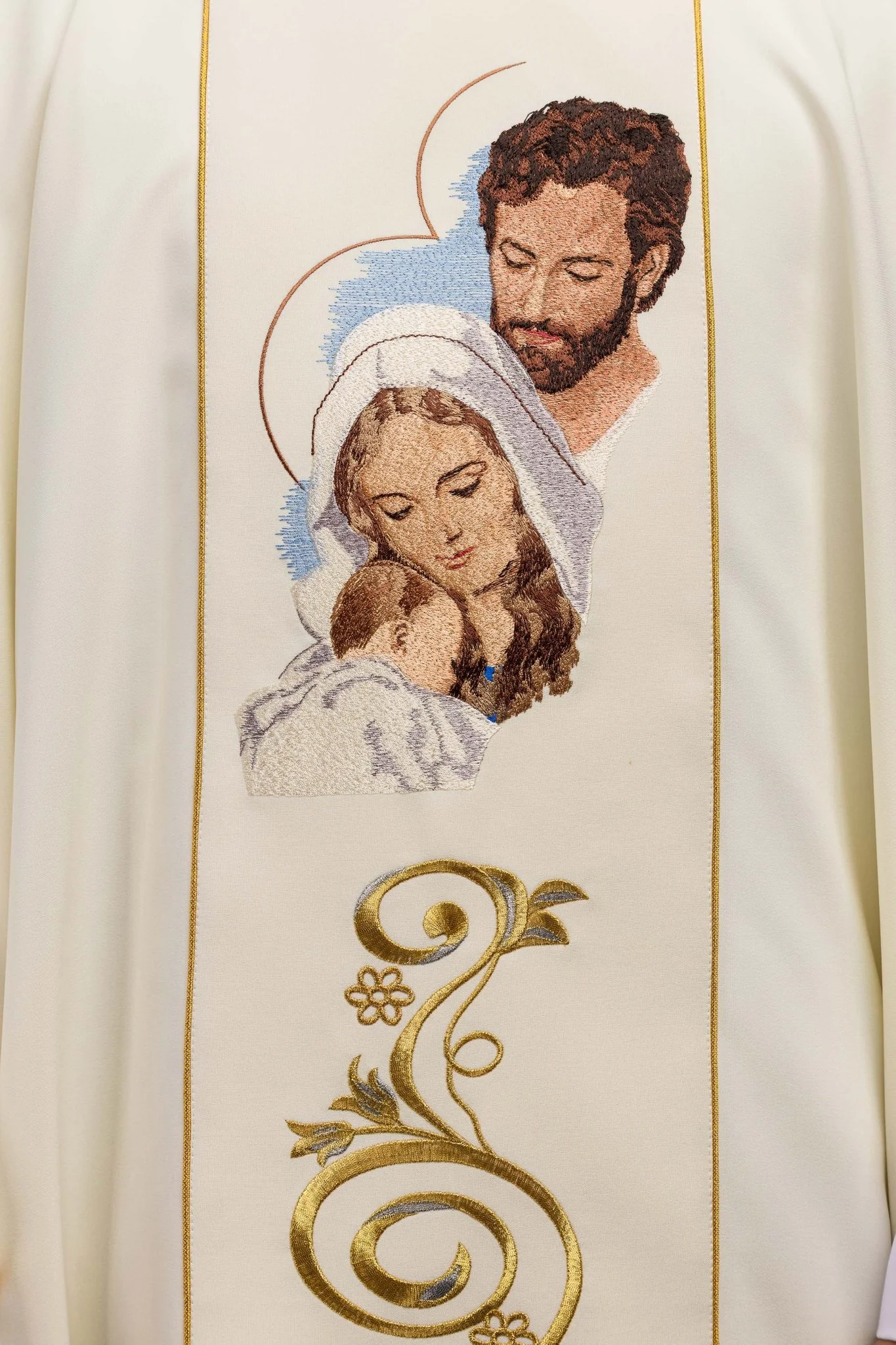 Chasuble richly embroidered with an image of the Holy Family in ecru - Image 3