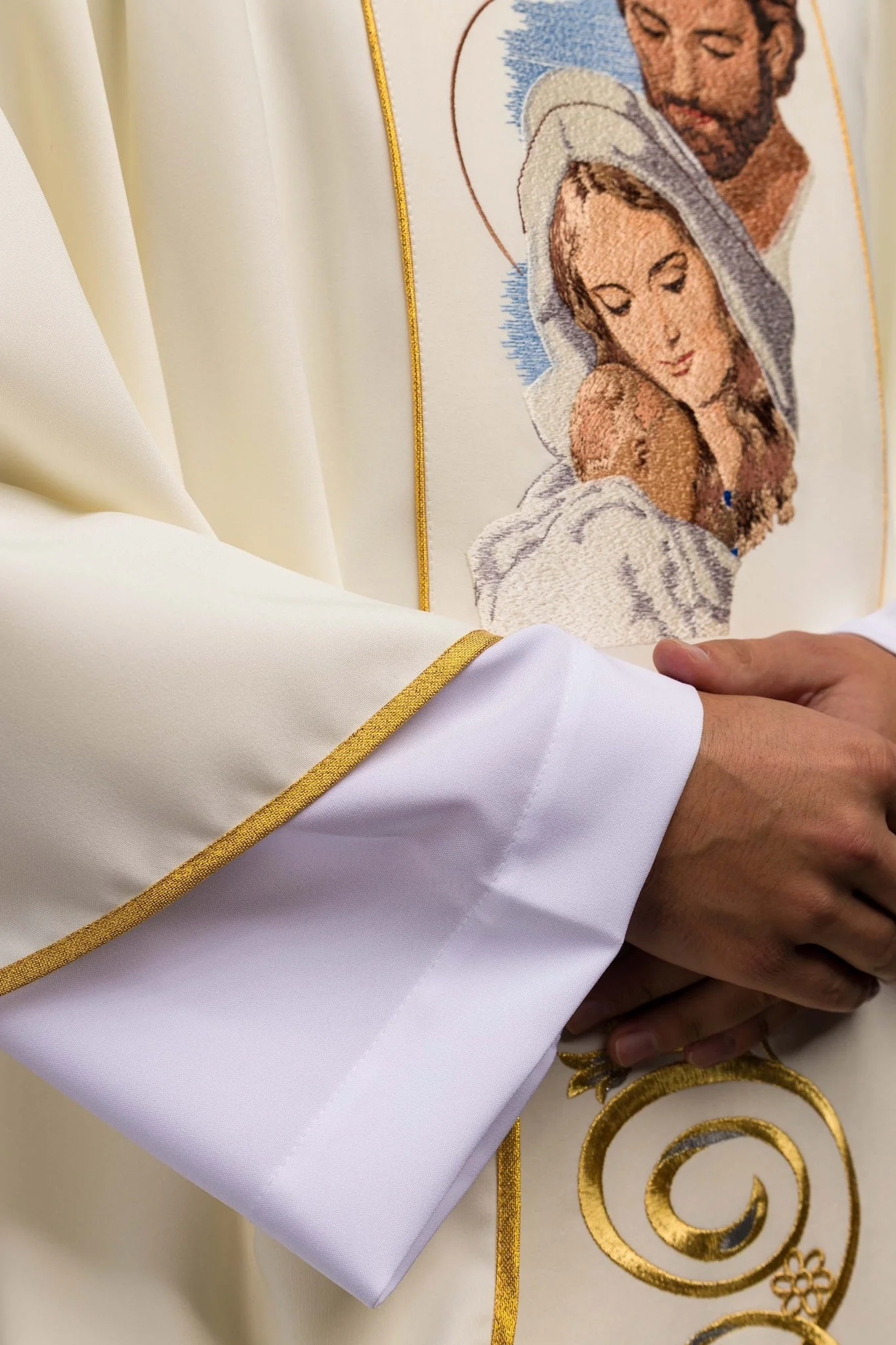 Chasuble richly embroidered with an image of the Holy Family in ecru - Image 5