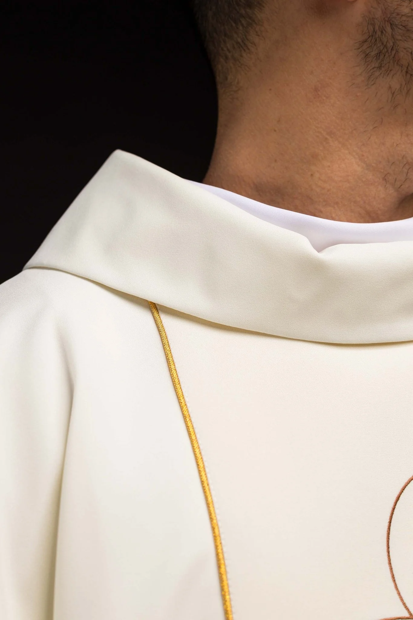 Chasuble richly embroidered with an image of the Holy Family in ecru - Image 6