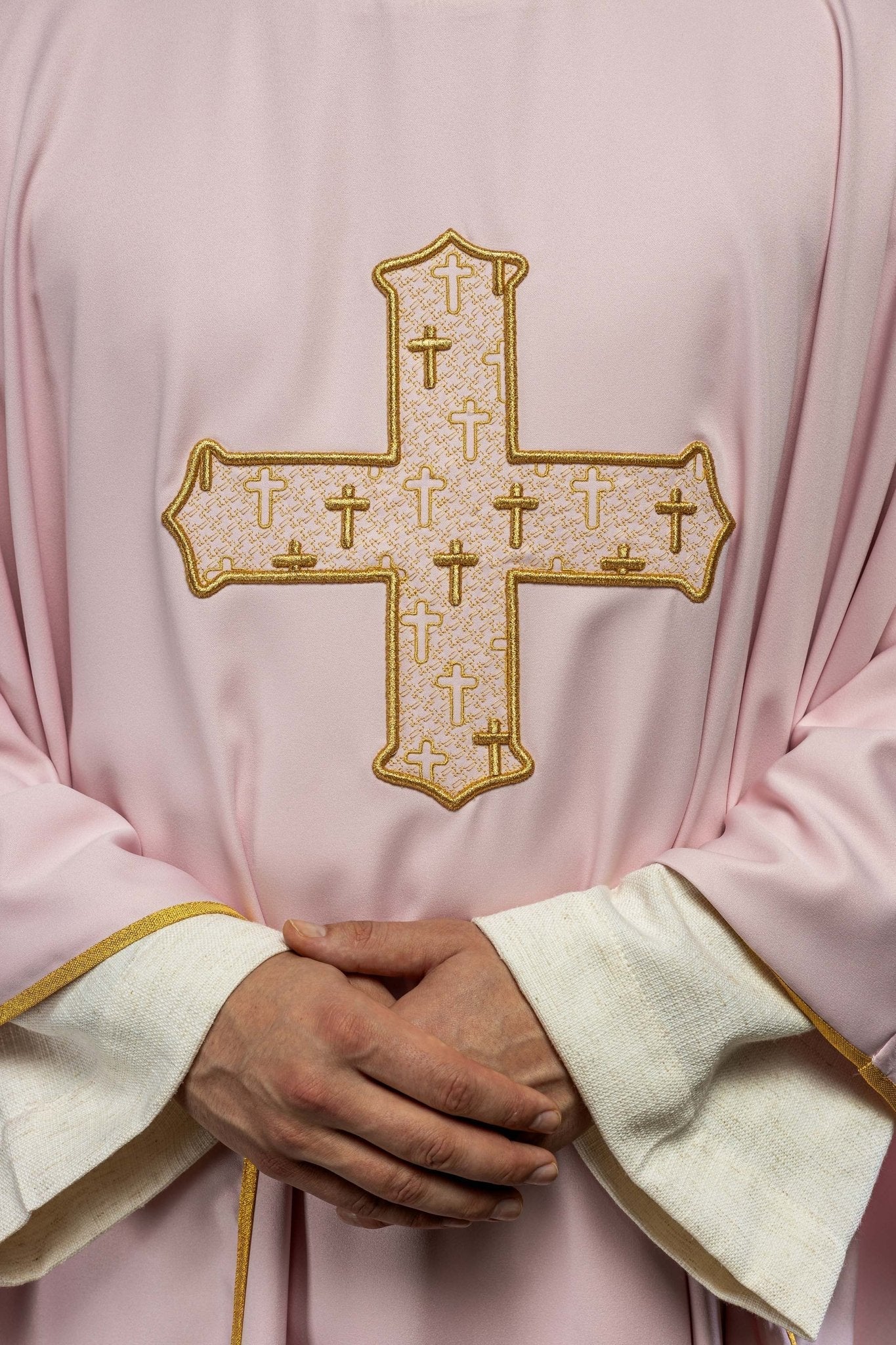 Chasuble with an elaborately embroidered cross and a pink collar - Image 3