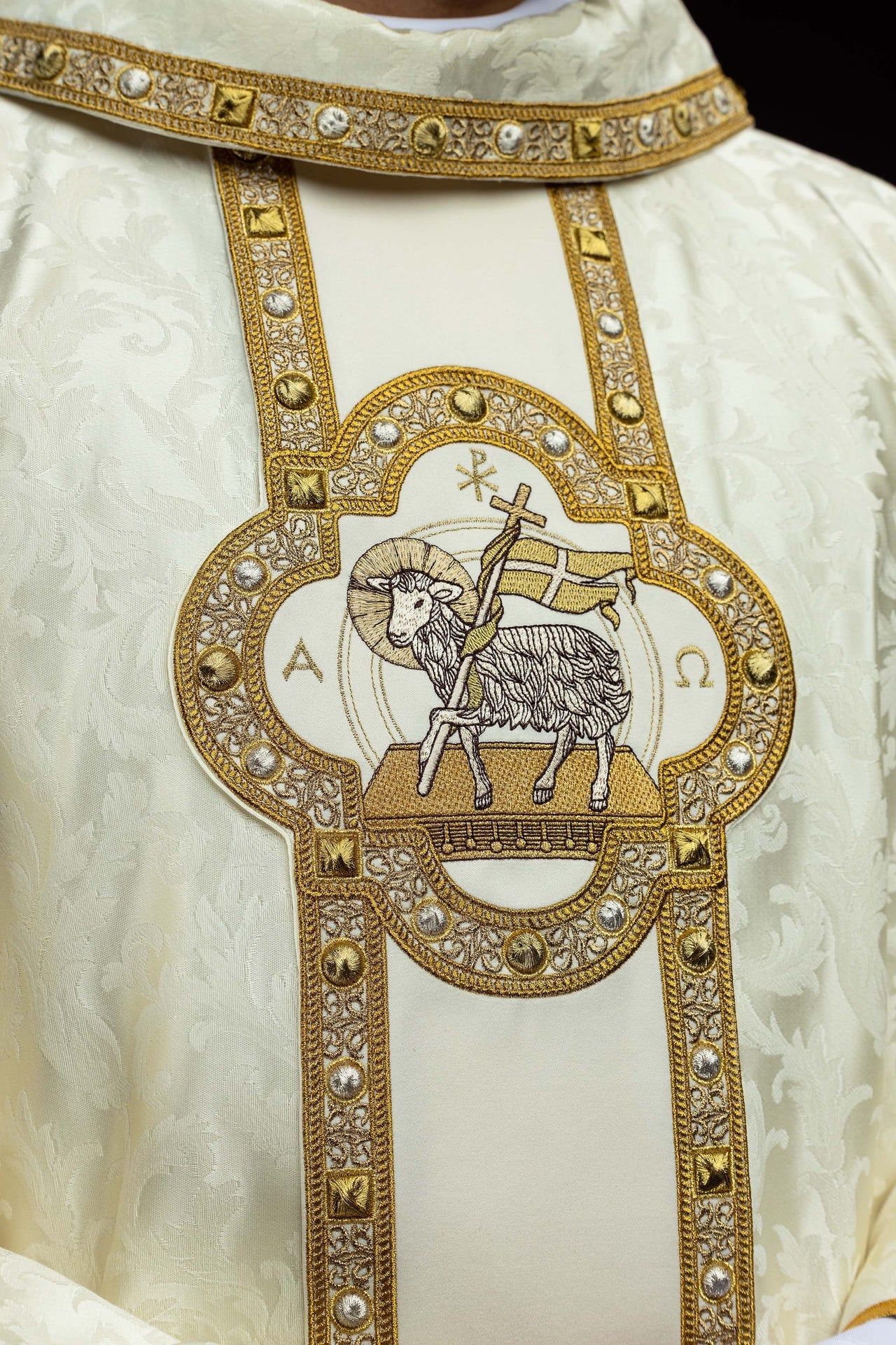 Chasuble with cincture and embroidered Easter Lamb on jacquard fabric - Image 3