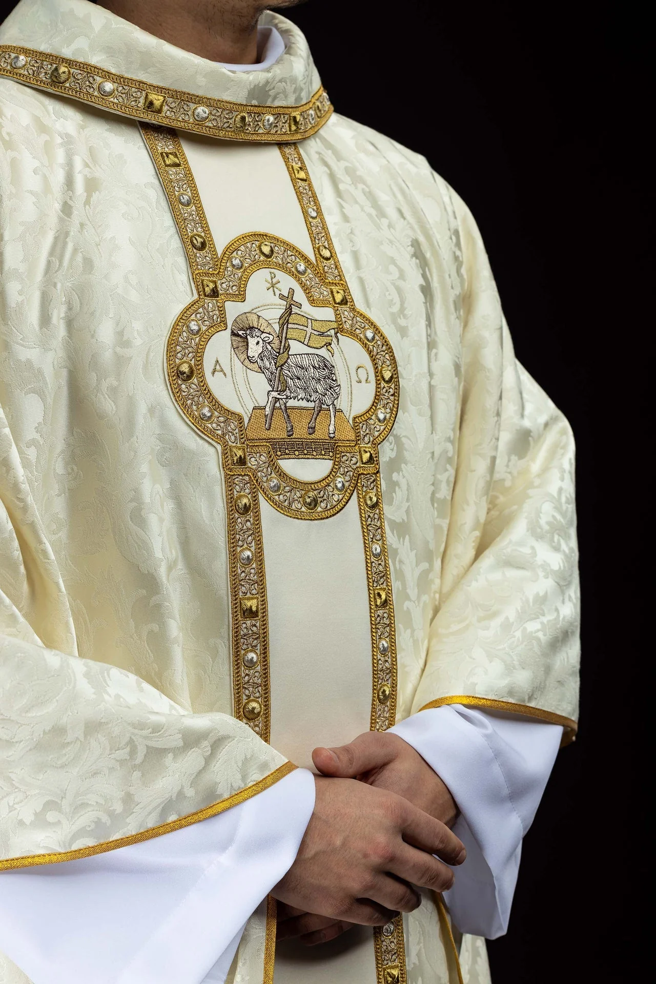 Chasuble with cincture and embroidered Easter Lamb on jacquard fabric - Image 5