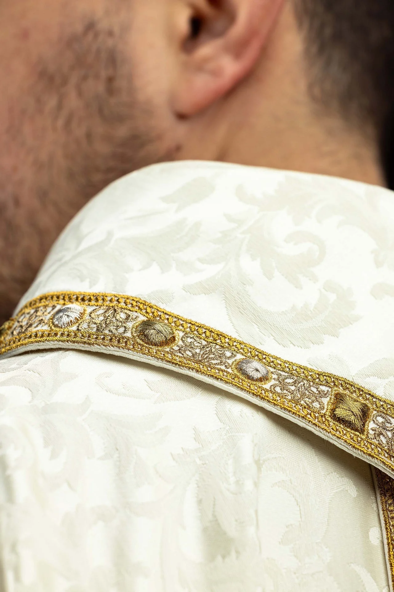 Chasuble with cincture and embroidered Easter Lamb on jacquard fabric - Image 6