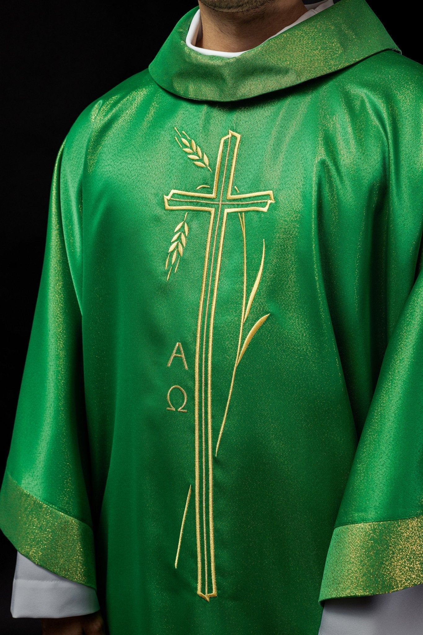 Chasuble with cross and ear motif in green color - Image 3