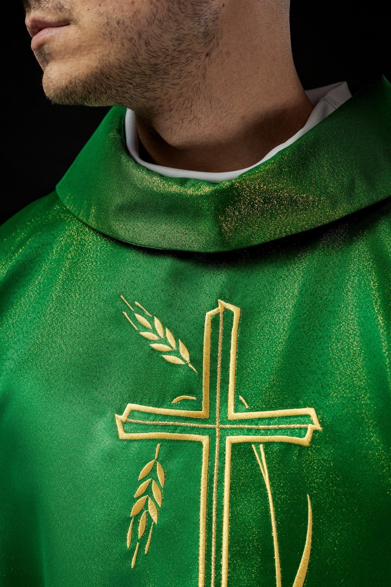 Chasuble with cross and ear motif in green color - Image 4