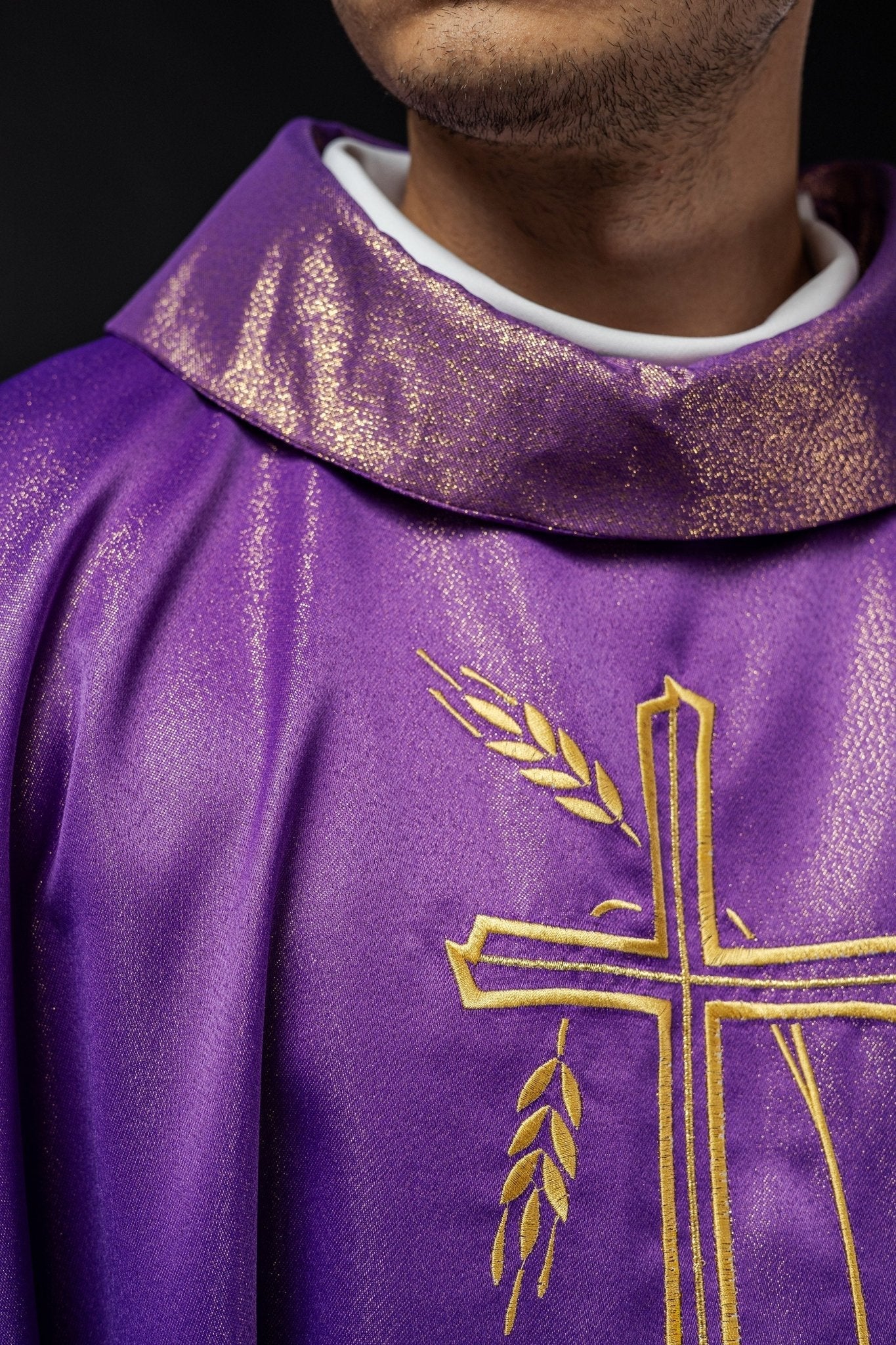 Chasuble with cross and ear motif in purple color - Image 4