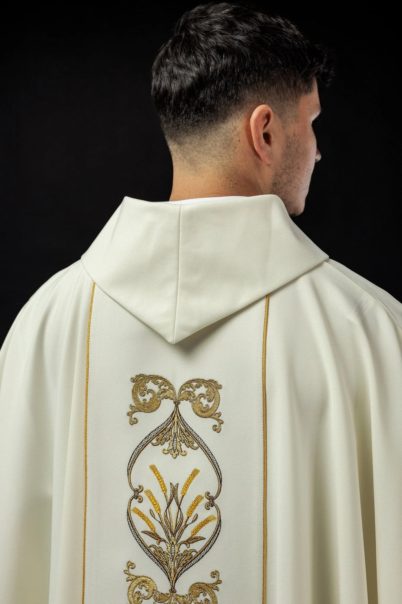 Chasuble with embroidered chalice symbol in ecru - Image 5